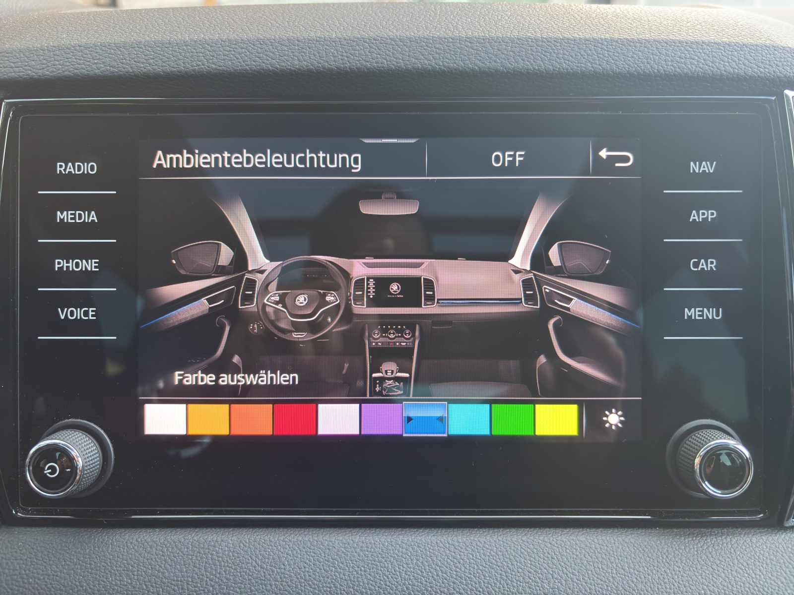 SKODA New Karoq 1.5 TSI Ambition DSG mit AHK, Panorama Schiebedach & Standheizung-image-26