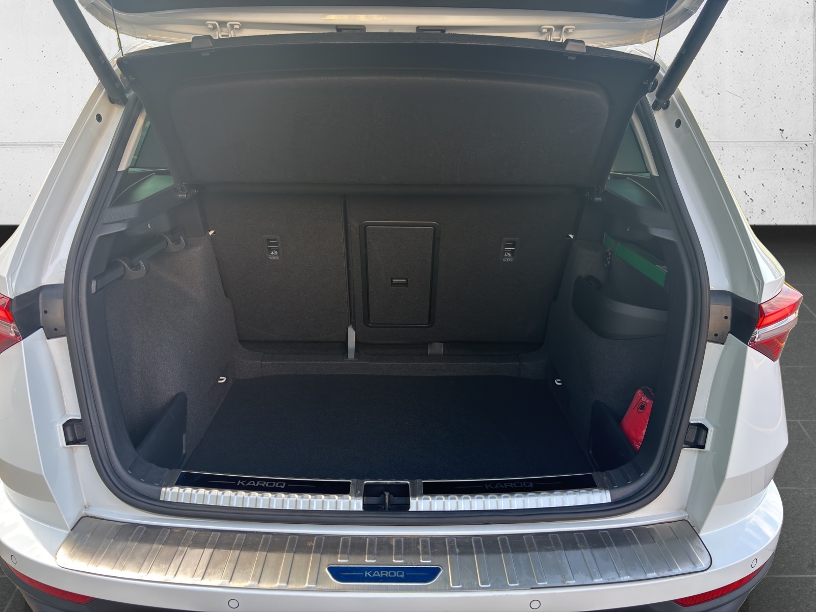SKODA New Karoq 1.5 TSI Ambition DSG mit AHK, Panorama Schiebedach & Standheizung-image-8