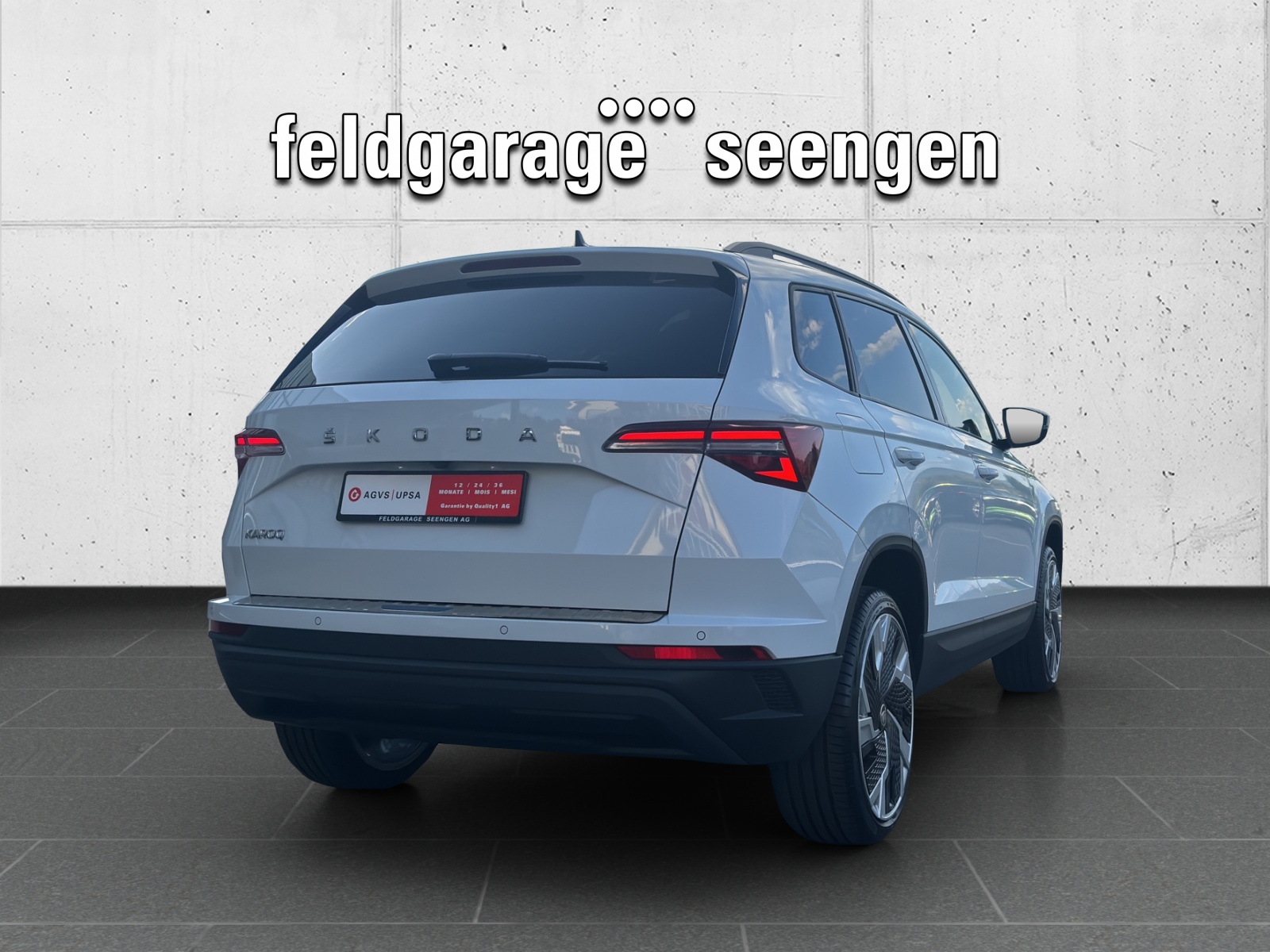 SKODA New Karoq 1.5 TSI Ambition DSG mit AHK, Panorama Schiebedach & Standheizung-image-4