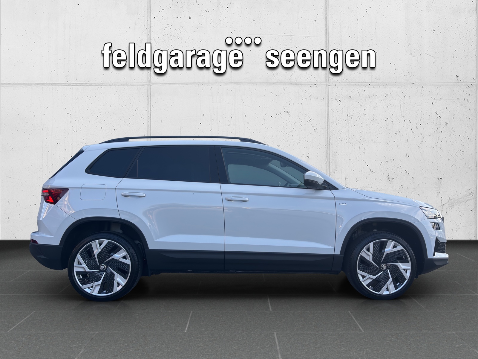 SKODA New Karoq 1.5 TSI Ambition DSG mit AHK, Panorama Schiebedach & Standheizung-image-3