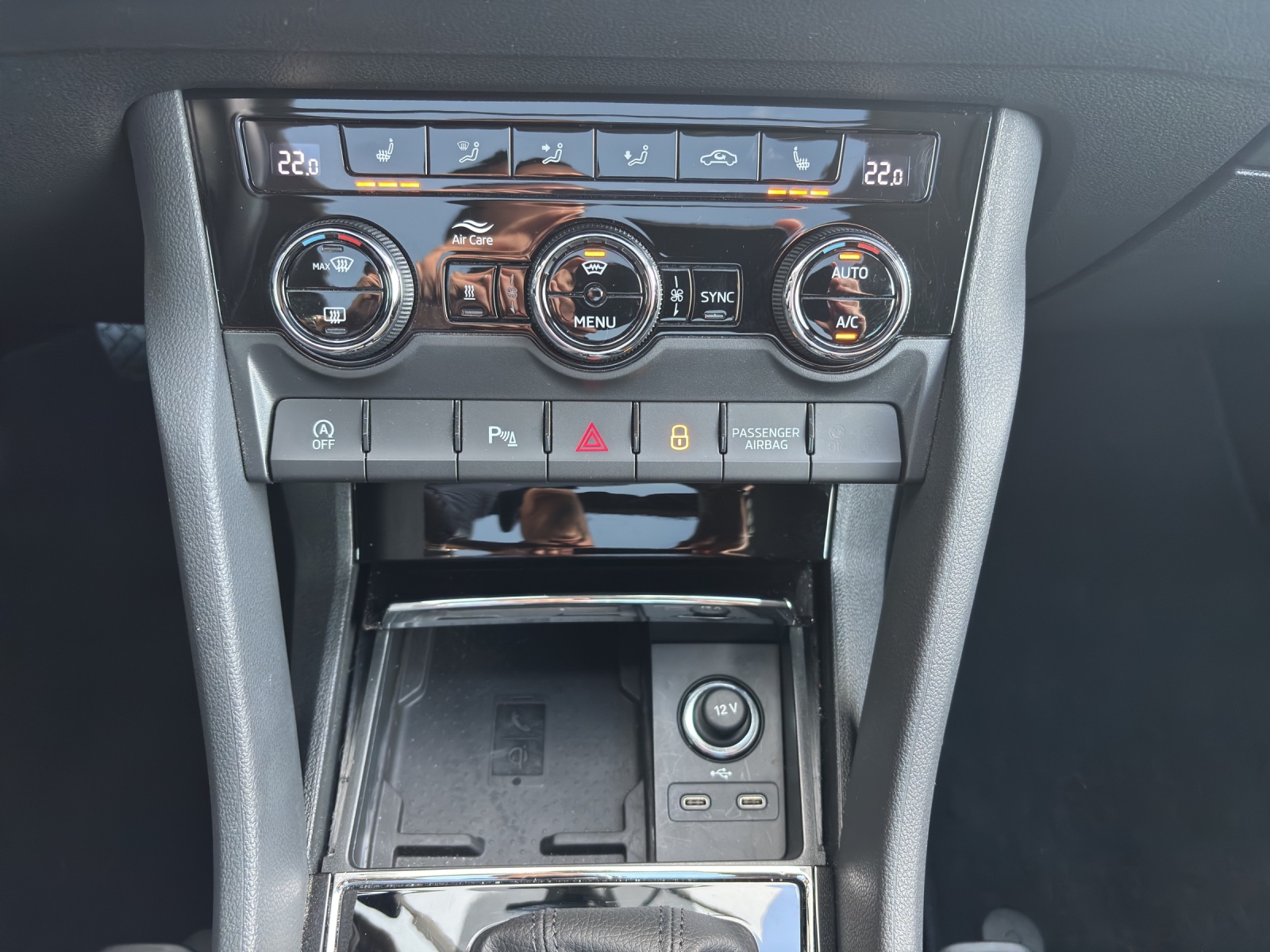 SKODA New Karoq 1.5 TSI Ambition DSG mit AHK, Panorama Schiebedach & Standheizung-image-17