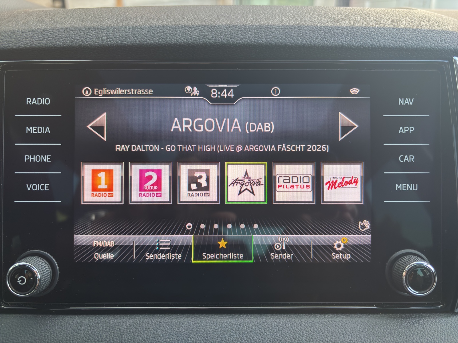 SKODA New Karoq 1.5 TSI Ambition DSG mit AHK, Panorama Schiebedach & Standheizung-image-18