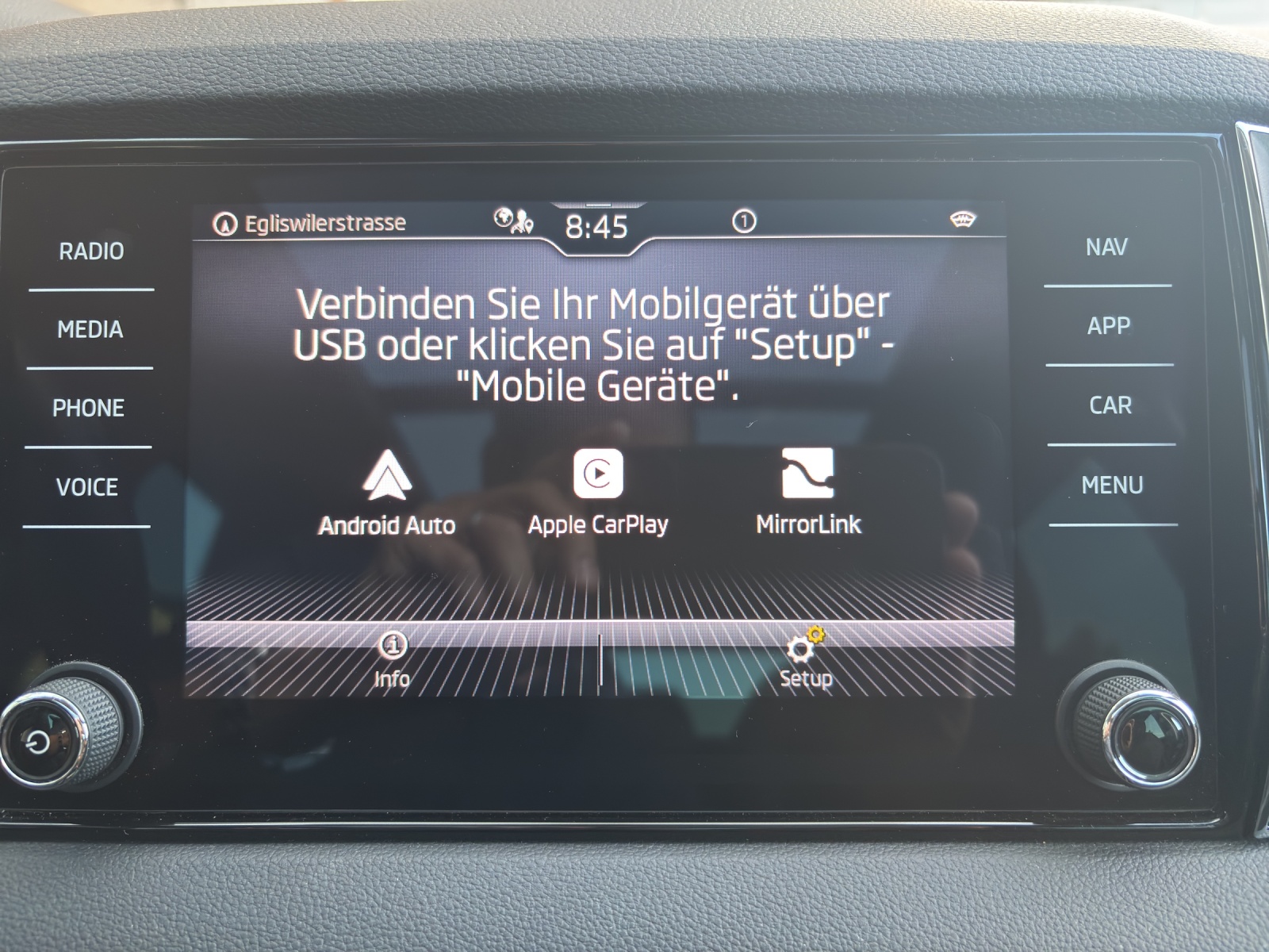 SKODA New Karoq 1.5 TSI Ambition DSG mit AHK, Panorama Schiebedach & Standheizung-image-22