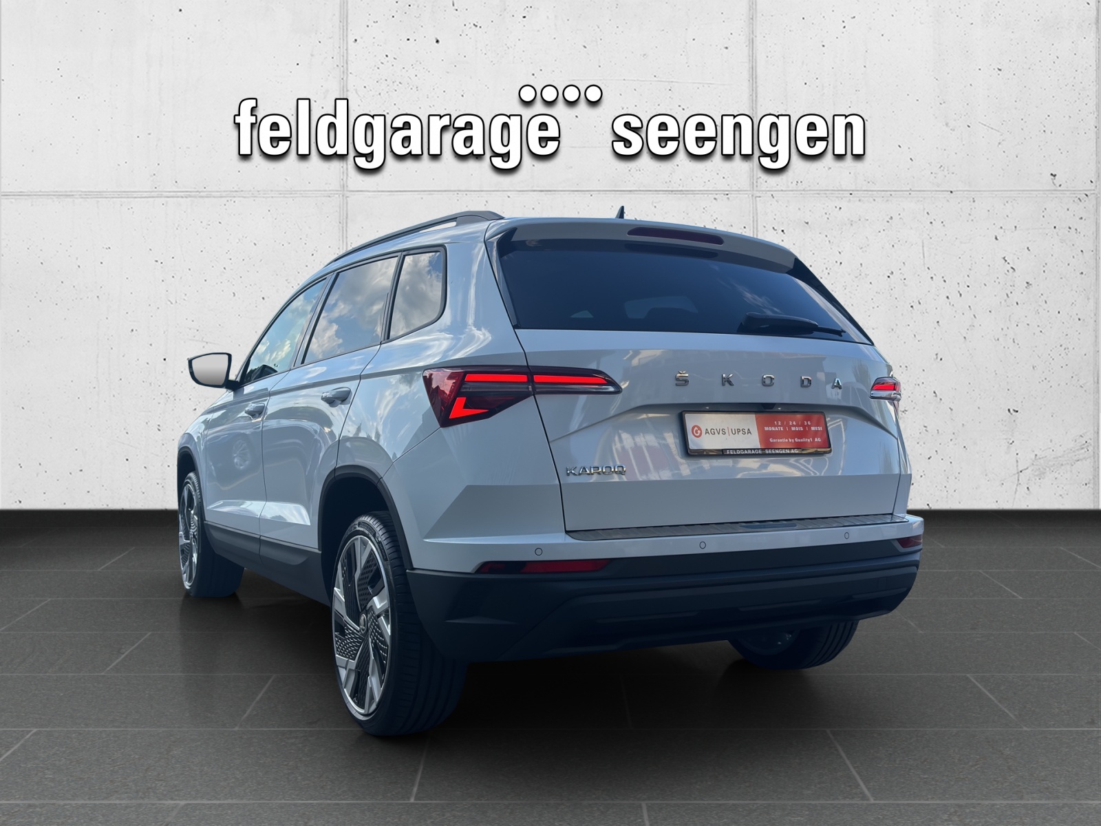 SKODA New Karoq 1.5 TSI Ambition DSG mit AHK, Panorama Schiebedach & Standheizung-image-6