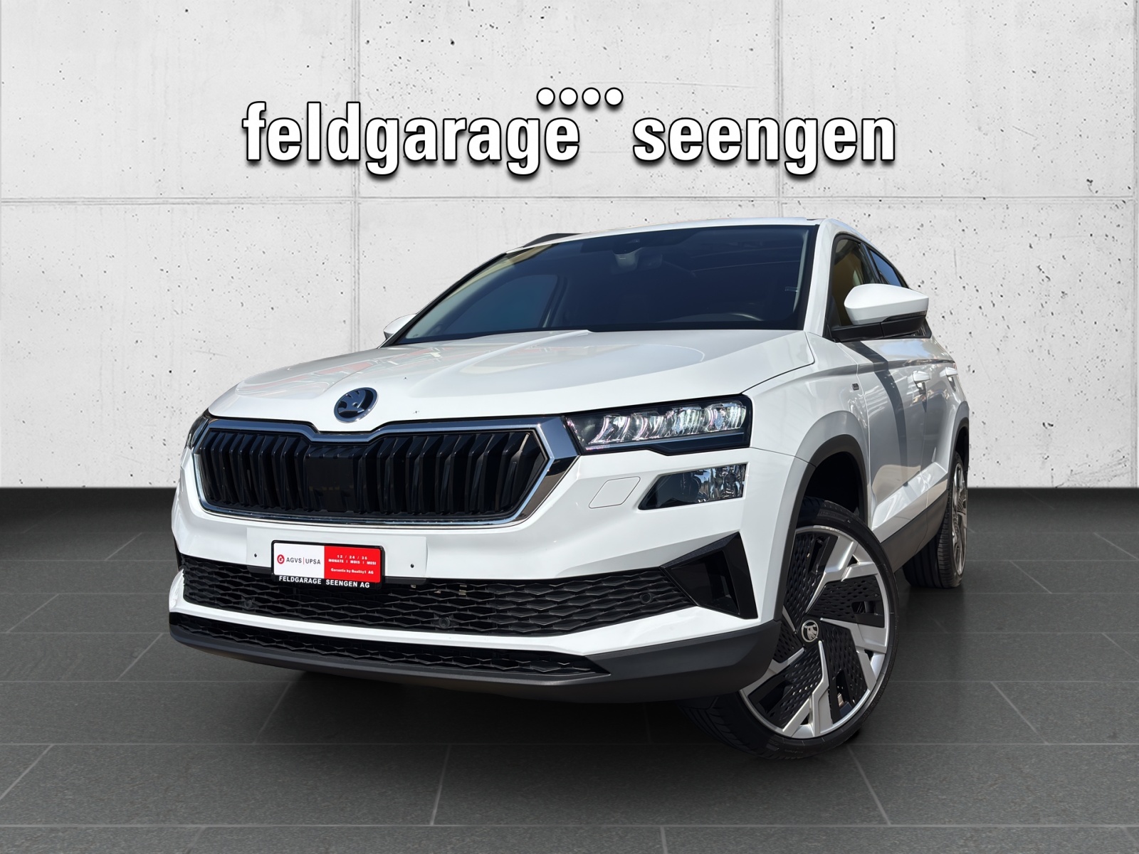 SKODA New Karoq 1.5 TSI Ambition DSG mit AHK, Panorama Schiebedach & Standheizung-image-0
