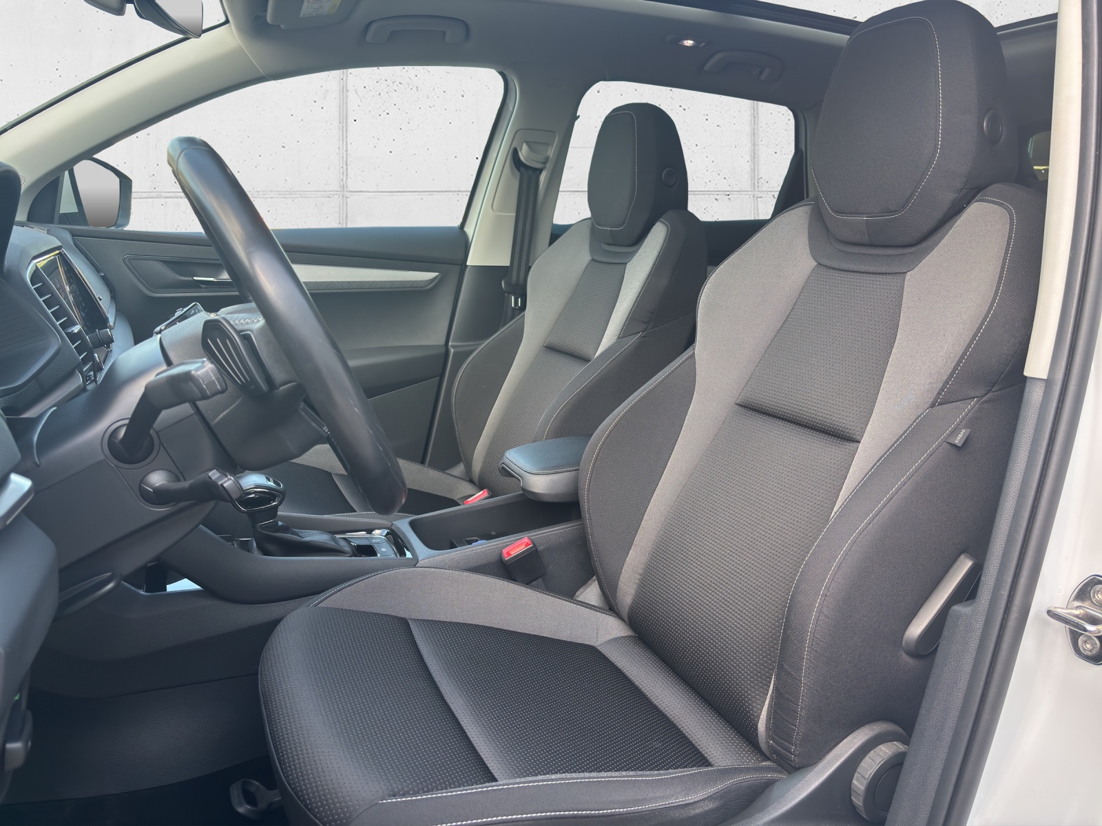 SKODA New Karoq 1.5 TSI Ambition DSG mit AHK, Panorama Schiebedach & Standheizung-image-29
