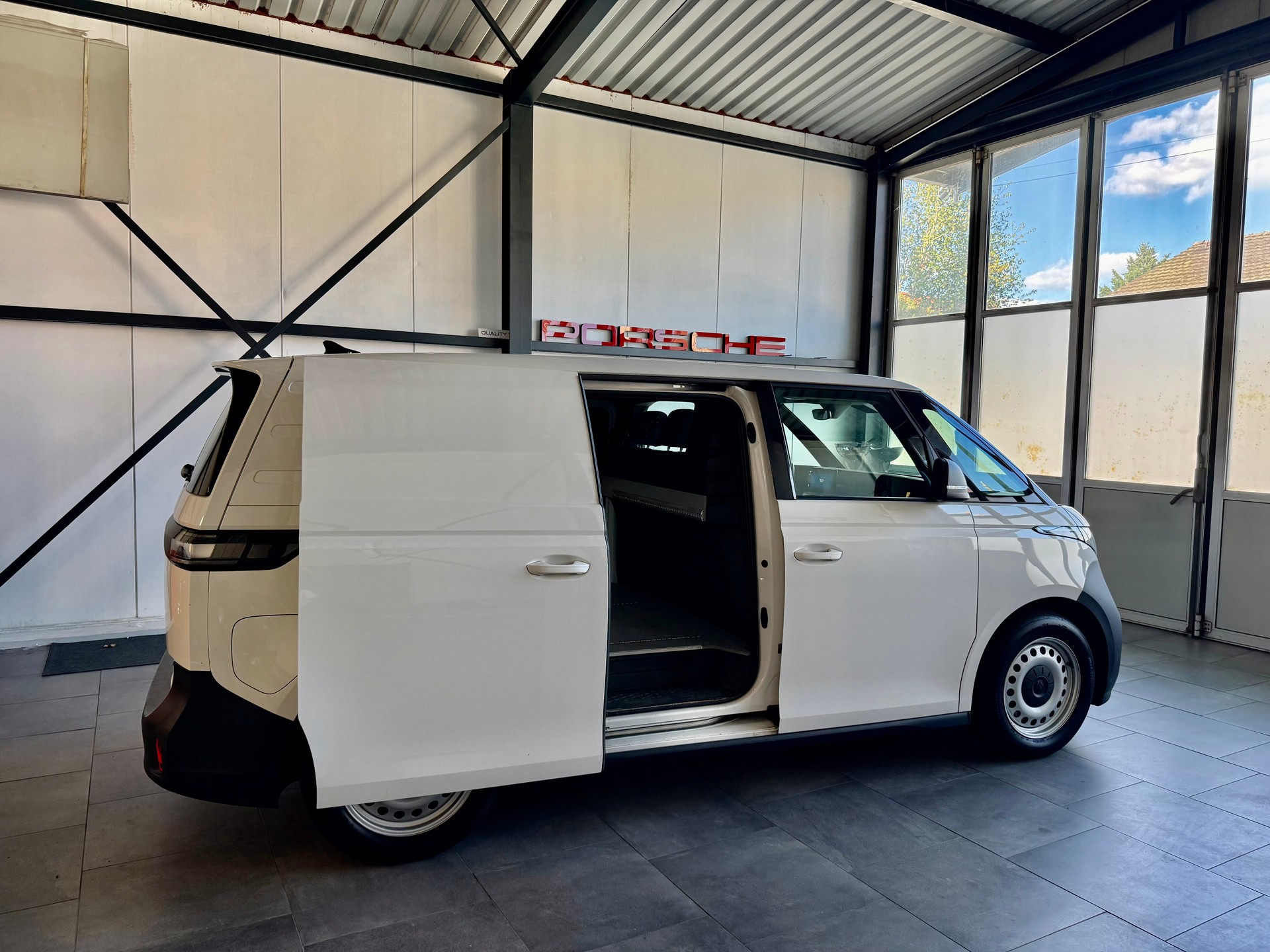VW ID. Buzz Cargo 77 kWh Pro – 204PS / AHK-image-4