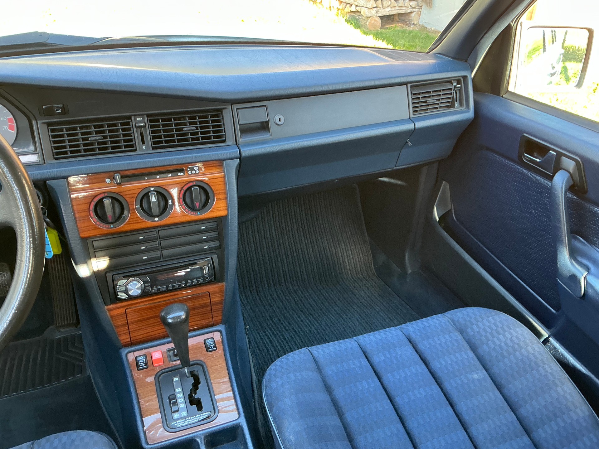 MERCEDES-BENZ 190 E 1.8-image-1