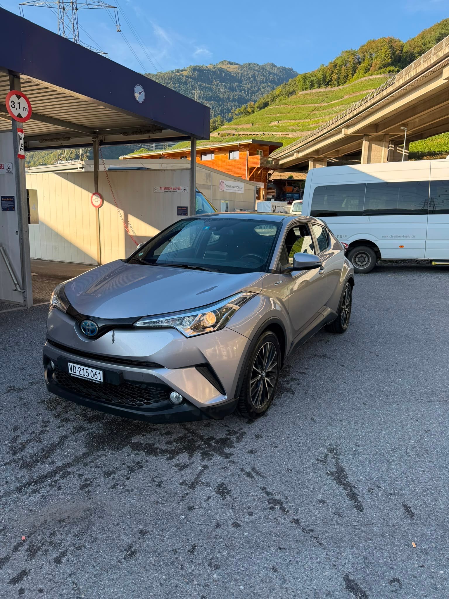 TOYOTA C-HR 1.8 HSD Premium CVT-image-2