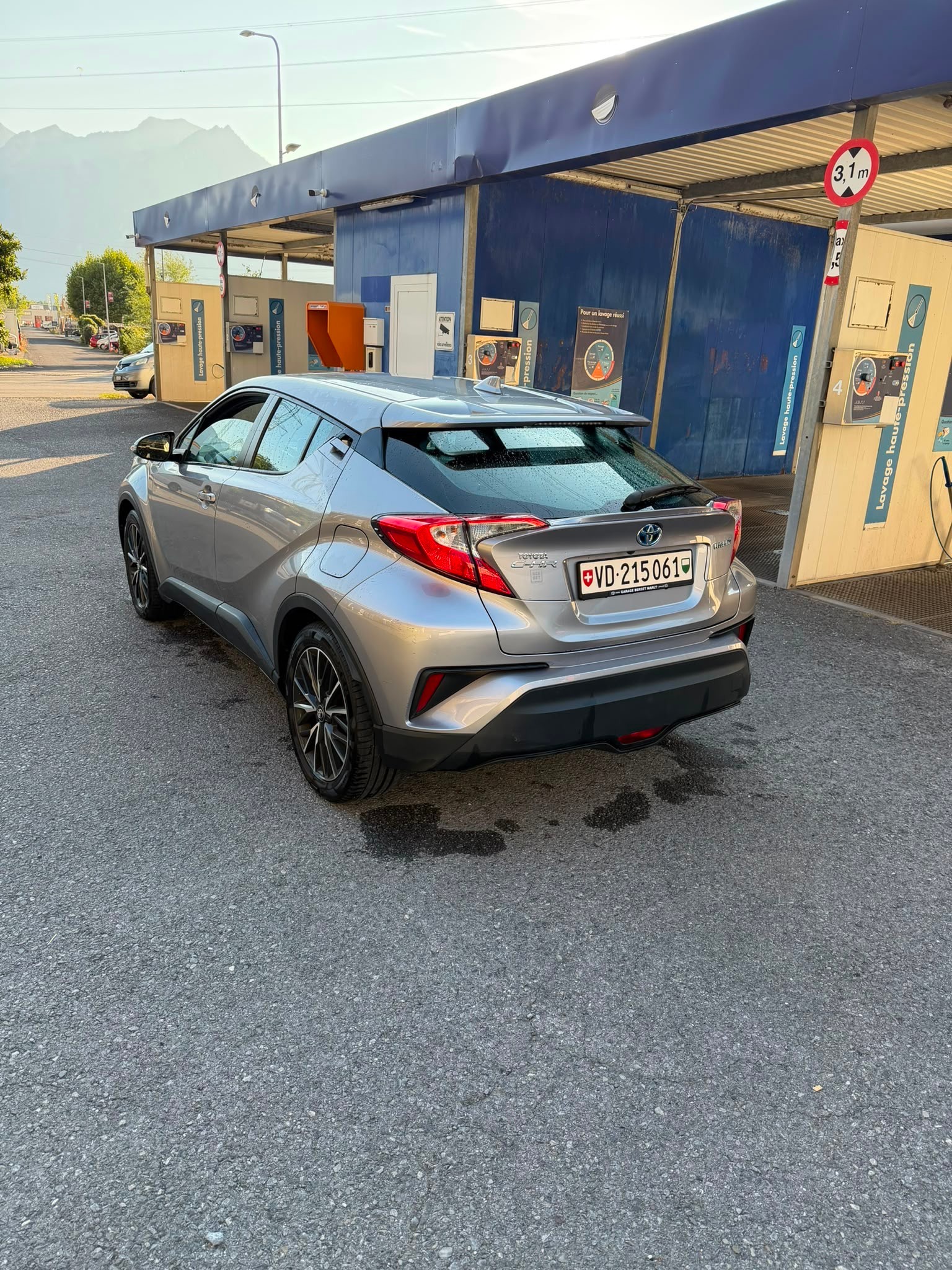 TOYOTA C-HR 1.8 HSD Premium CVT-image-8