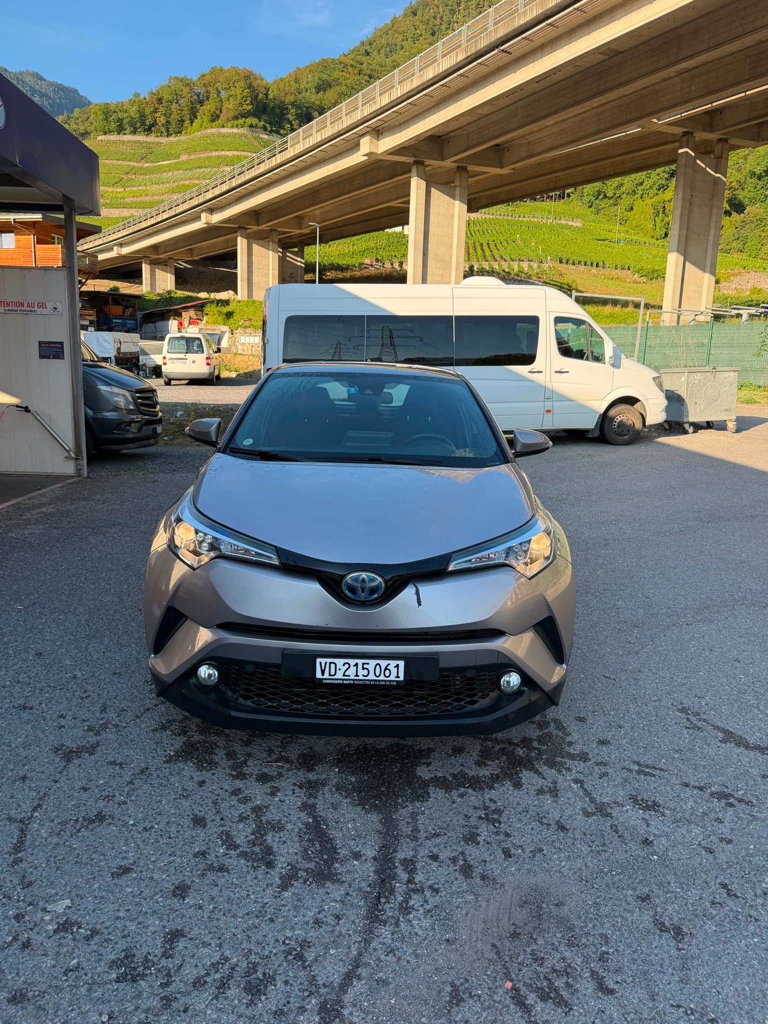 TOYOTA C-HR 1.8 HSD Premium CVT-image-1
