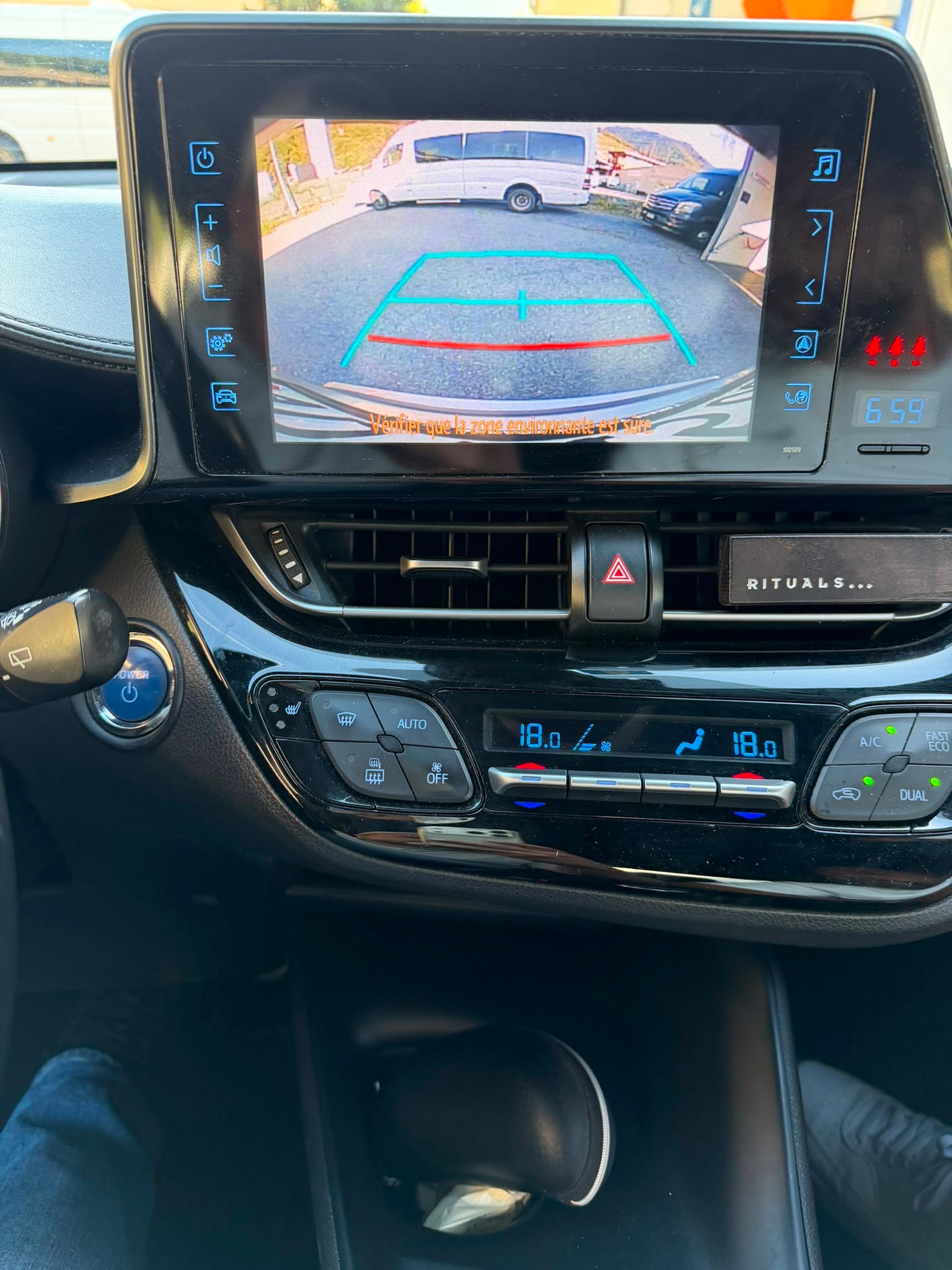 TOYOTA C-HR 1.8 HSD Premium CVT-image-3