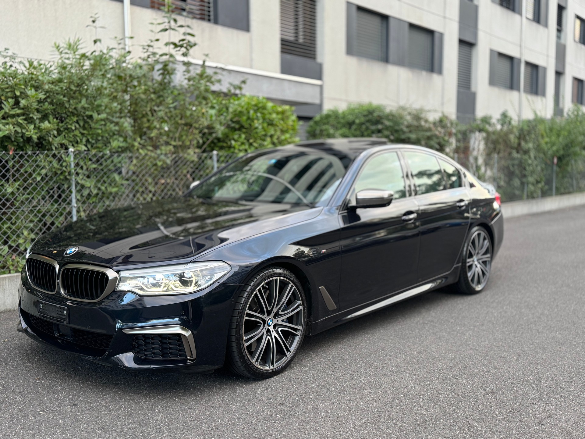 BMW M550i xDrive Steptronic-image-2