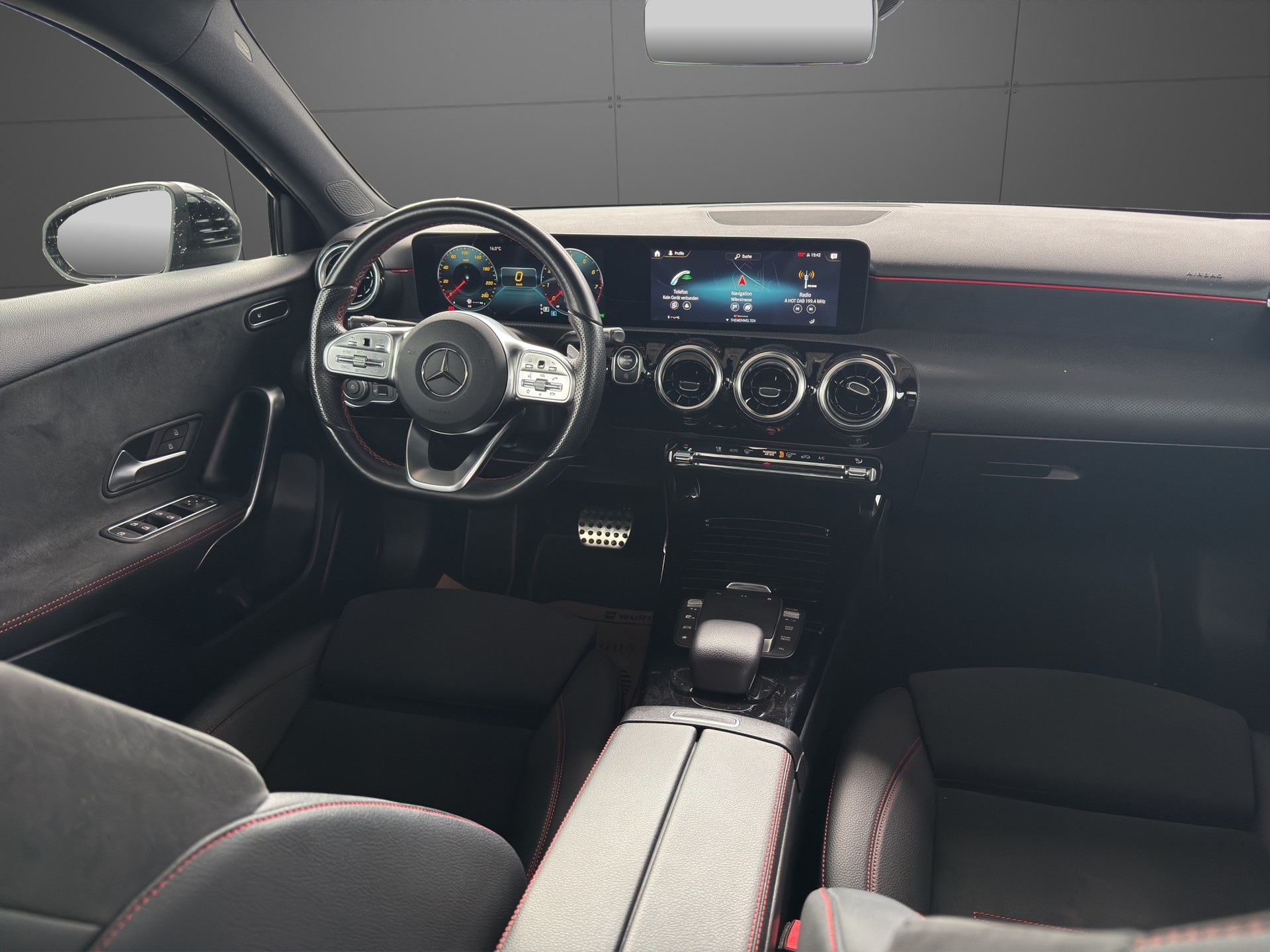 MERCEDES-BENZ A 250 AMG Line 7G-DCT-image-13