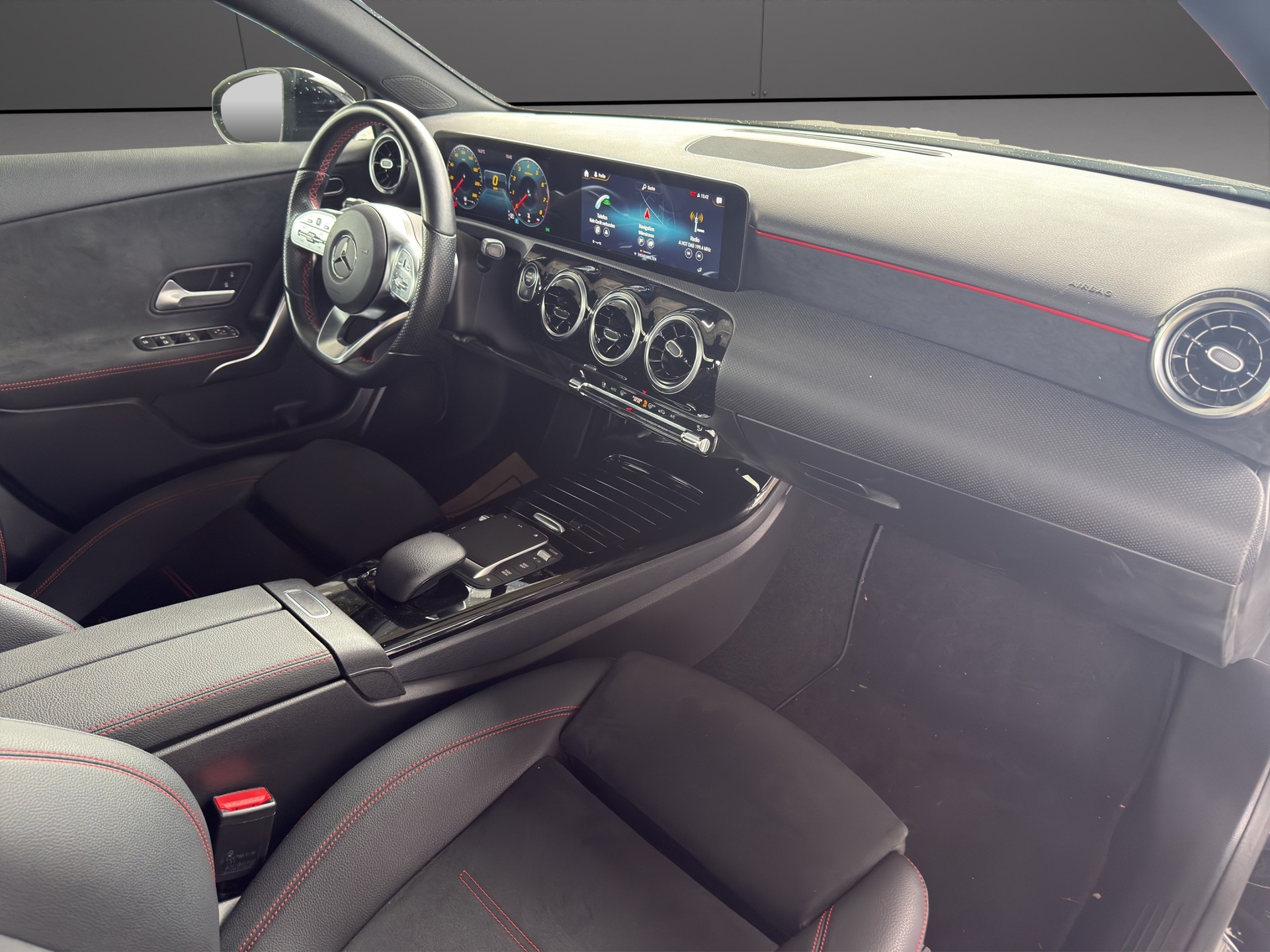 MERCEDES-BENZ A 250 AMG Line 7G-DCT-image-12