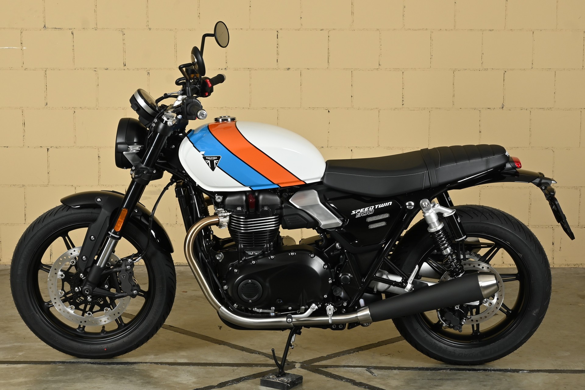 TRIUMPH Speed Twin 900-showroom-element-3