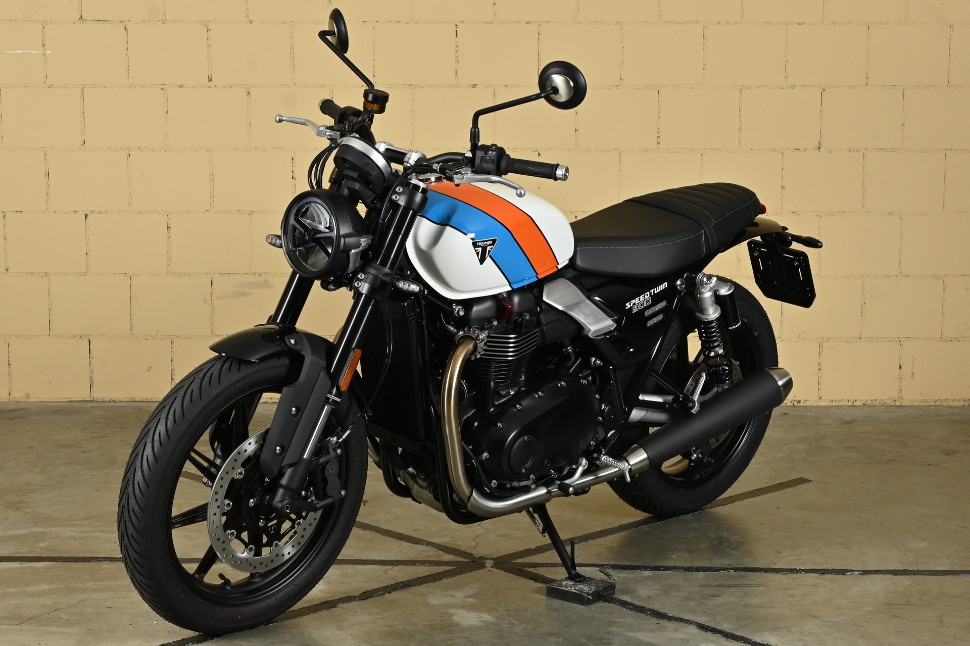 TRIUMPH Speed Twin 900-showroom-element-2