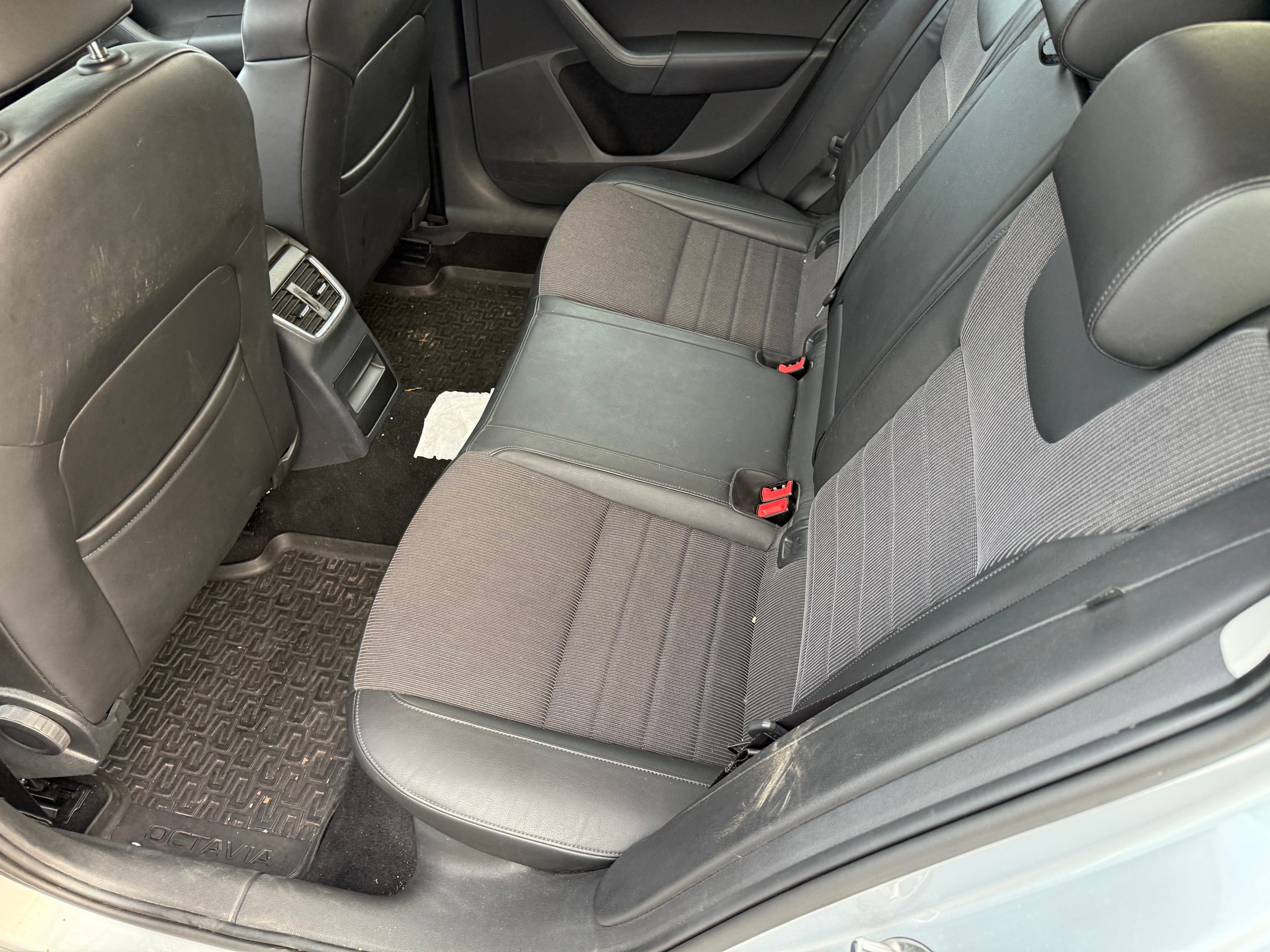 SKODA Octavia Combi 2.0 TDI Elegance 4x4-image-12