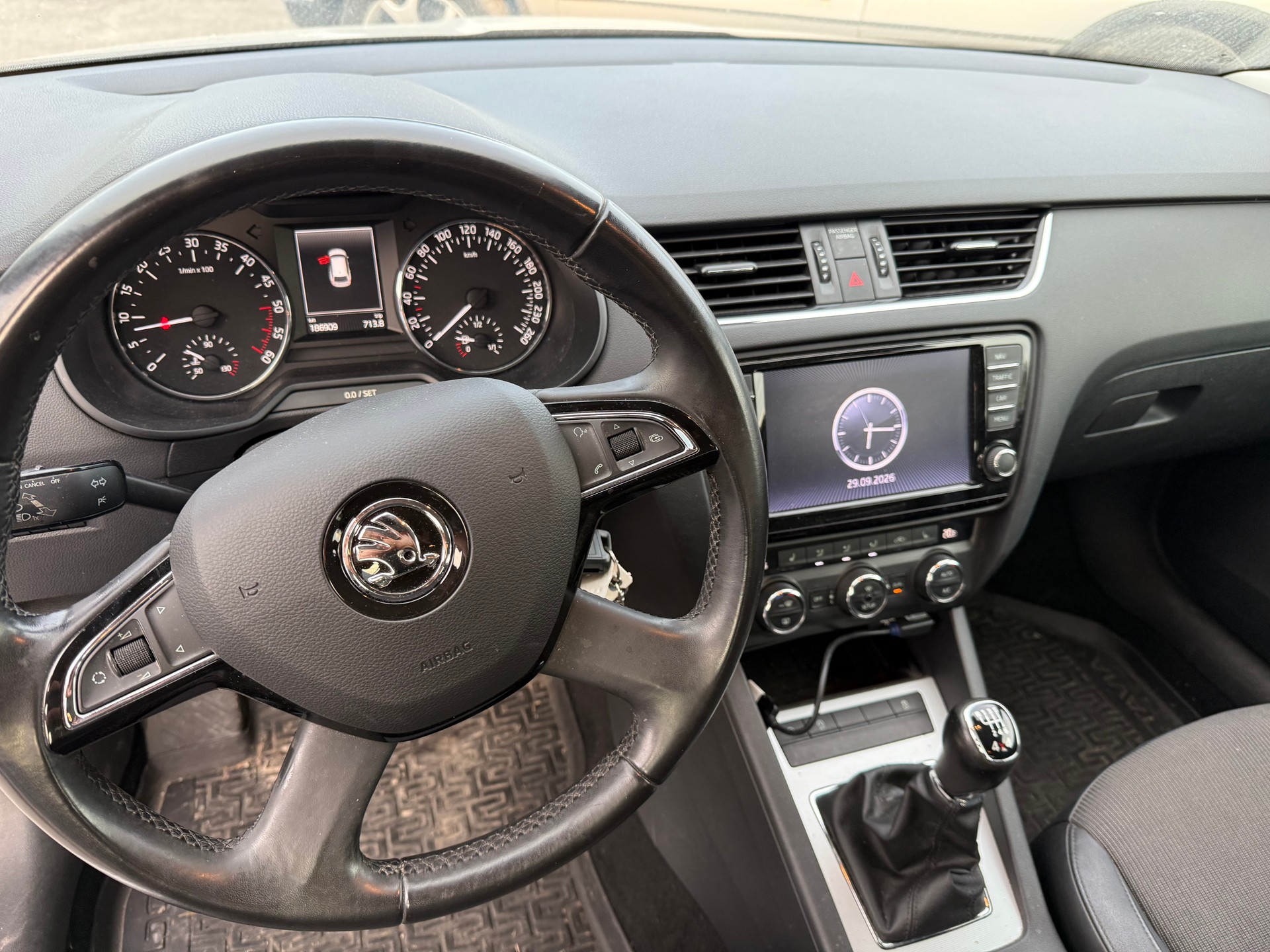 SKODA Octavia Combi 2.0 TDI Elegance 4x4-image-11