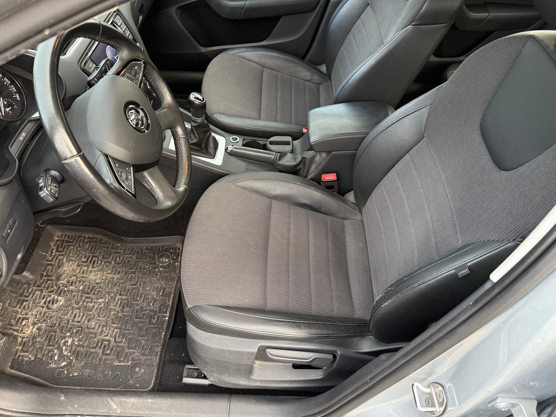 SKODA Octavia Combi 2.0 TDI Elegance 4x4-image-10