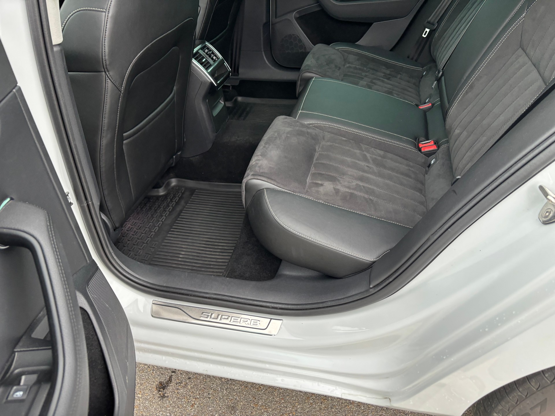 SKODA Superb Combi 2.0 TDi SportLine 4x4 DSG-image-8