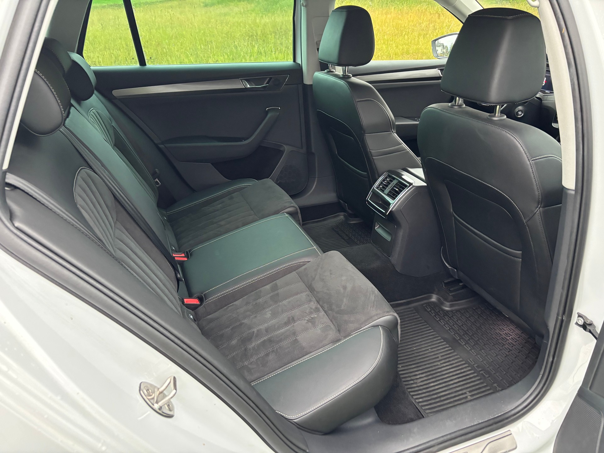 SKODA Superb Combi 2.0 TDi SportLine 4x4 DSG-image-6