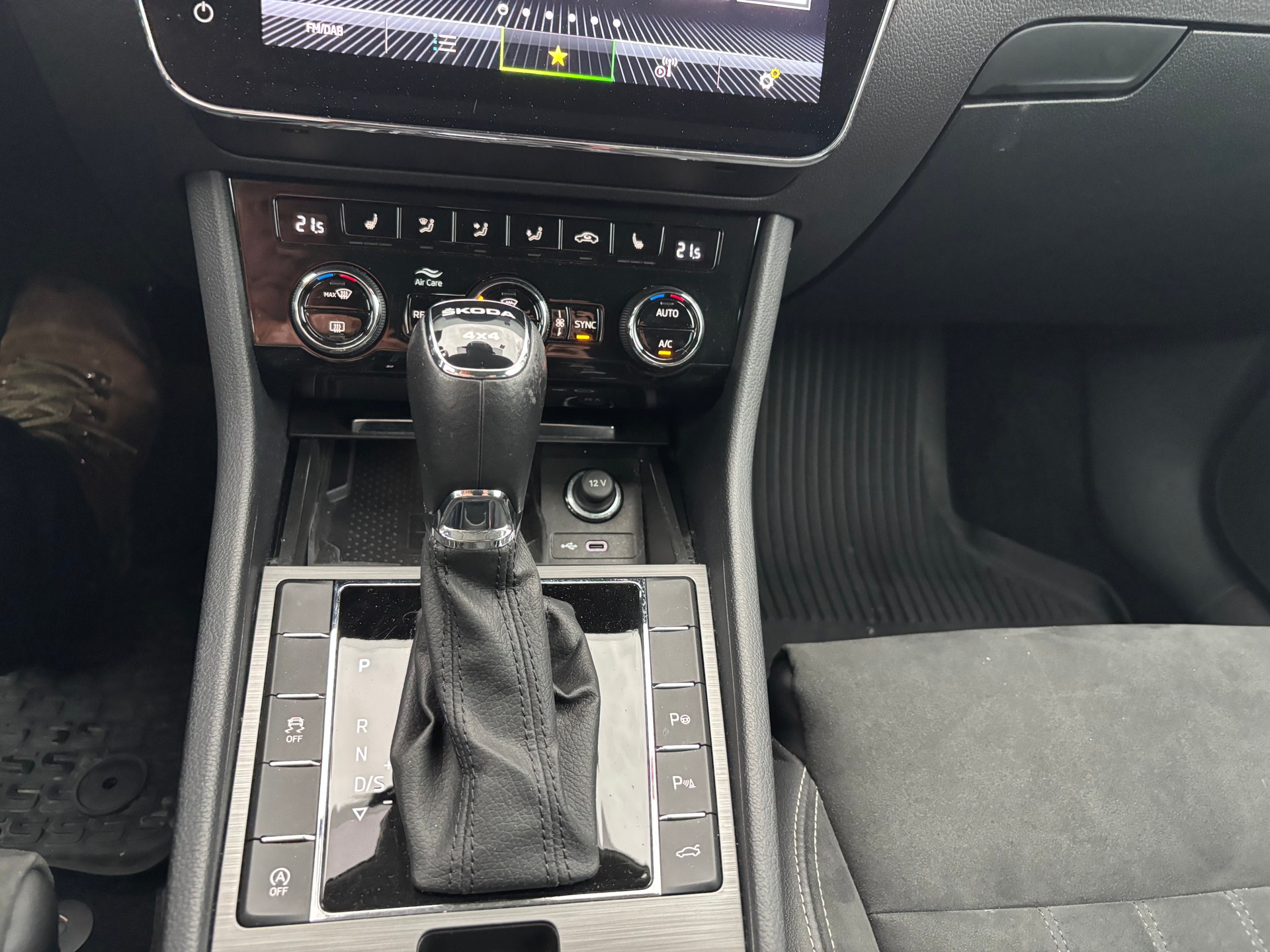SKODA Superb Combi 2.0 TDi SportLine 4x4 DSG-image-13
