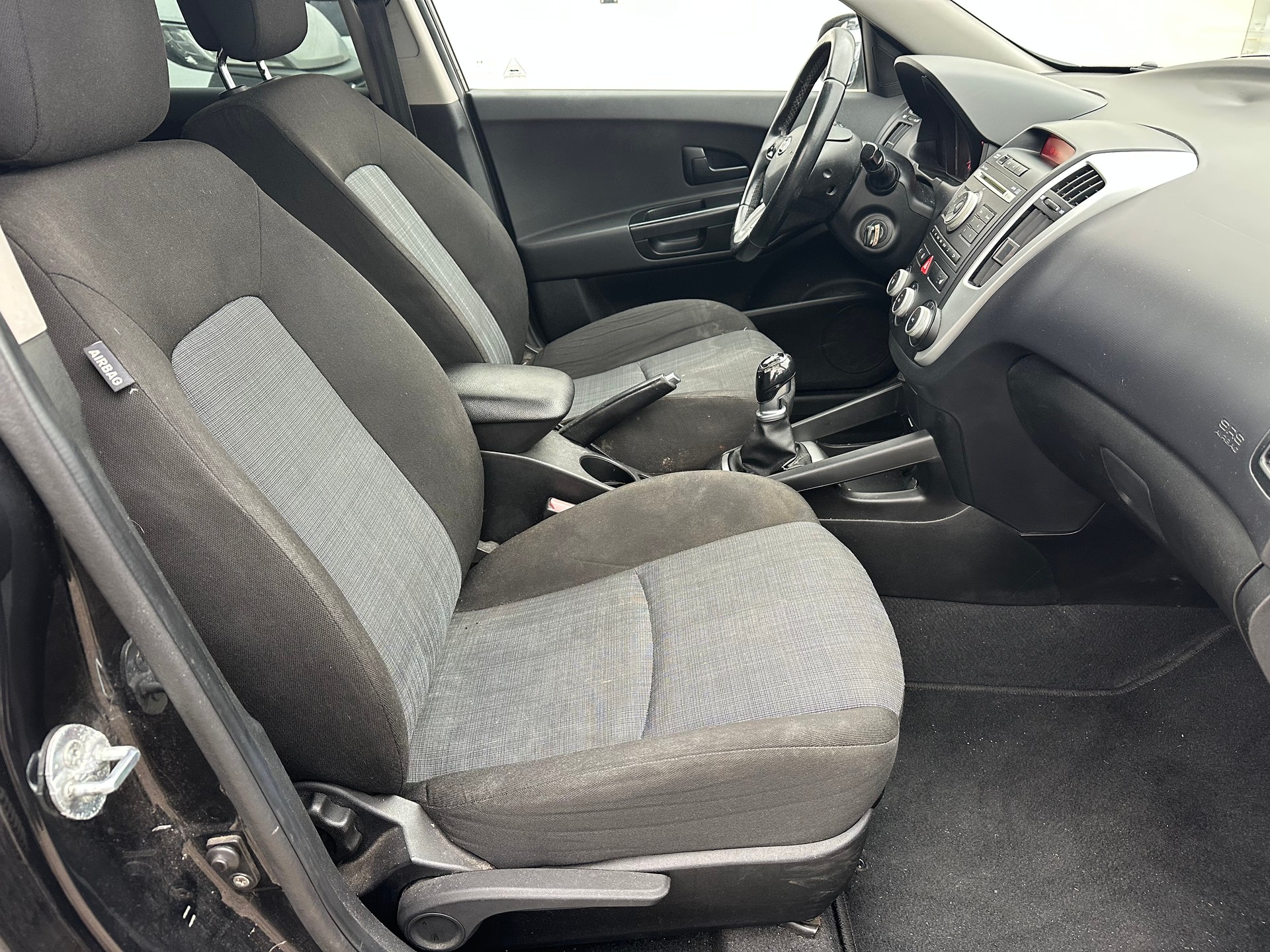KIA Cee'd 1.6 CRDi Trend-image-9