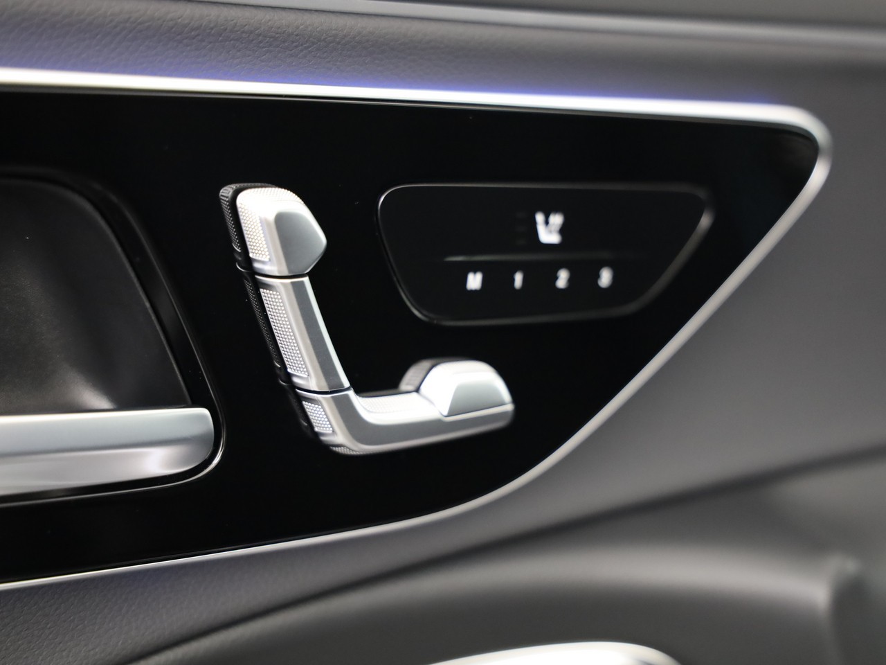 MERCEDES-BENZ E 220 d 4Matic 9G-Tronic-image-12