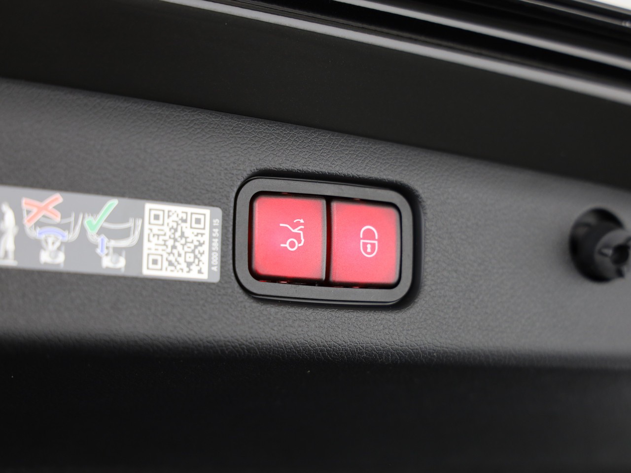 MERCEDES-BENZ E 220 d 4Matic 9G-Tronic-image-19