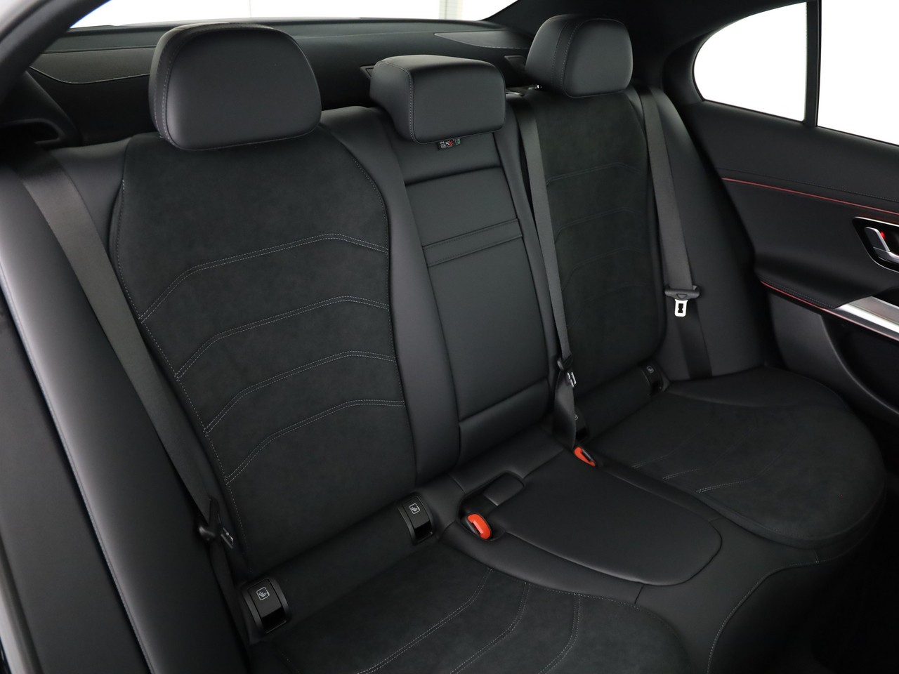 MERCEDES-BENZ E 220 d 4Matic 9G-Tronic-image-18