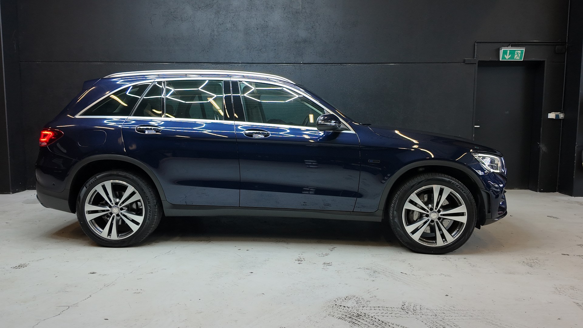 MERCEDES-BENZ GLC 300 de AMG Line 4Matic 9G-Tronic-image-6