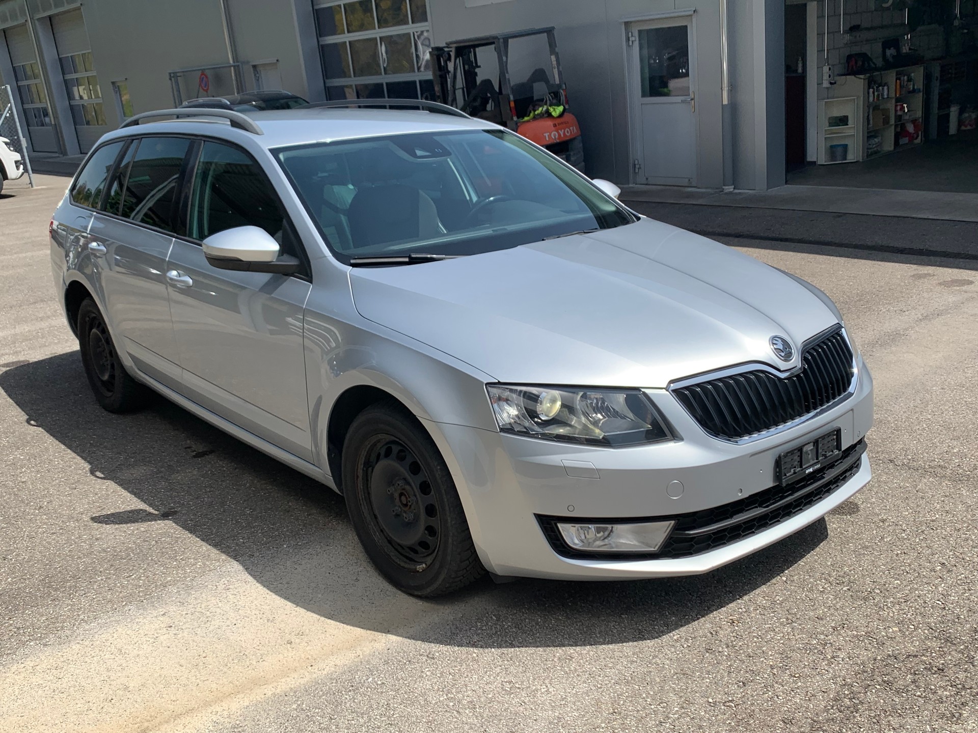 SKODA Octavia Combi 2.0 TDI Ambition 4x4-image-1