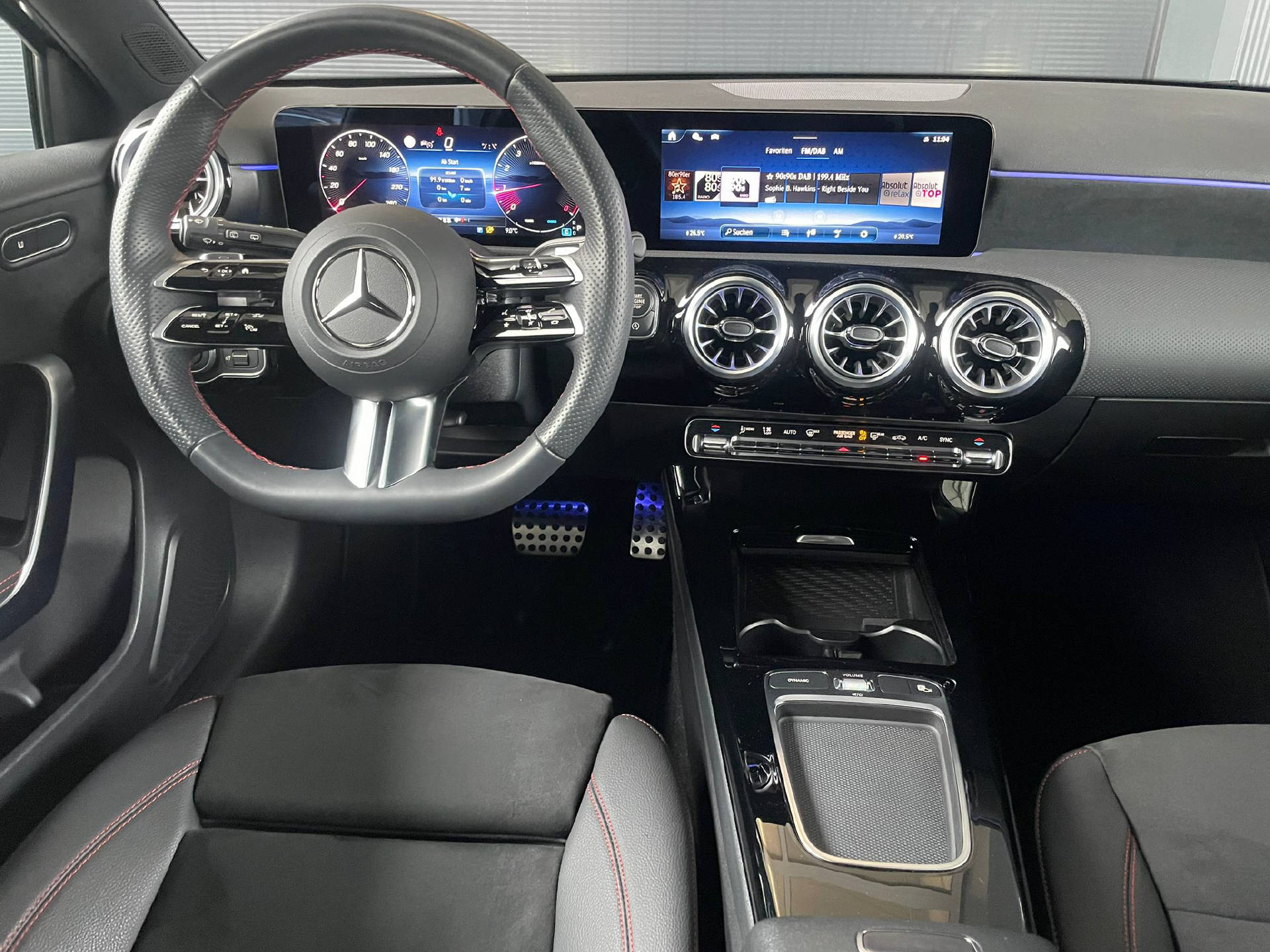MERCEDES-BENZ A 200 AMG Line-image-6