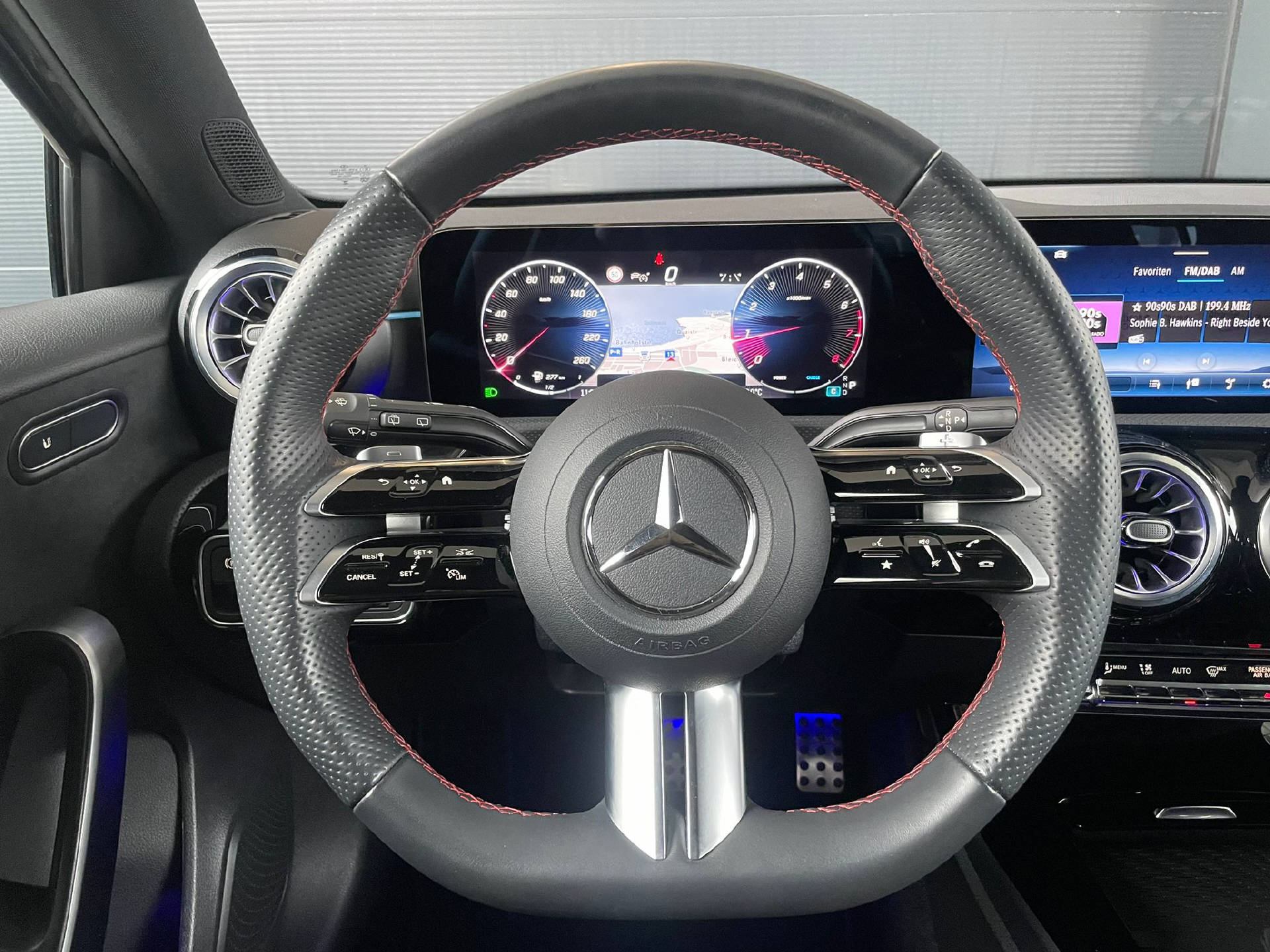 MERCEDES-BENZ A 200 AMG Line-image-7