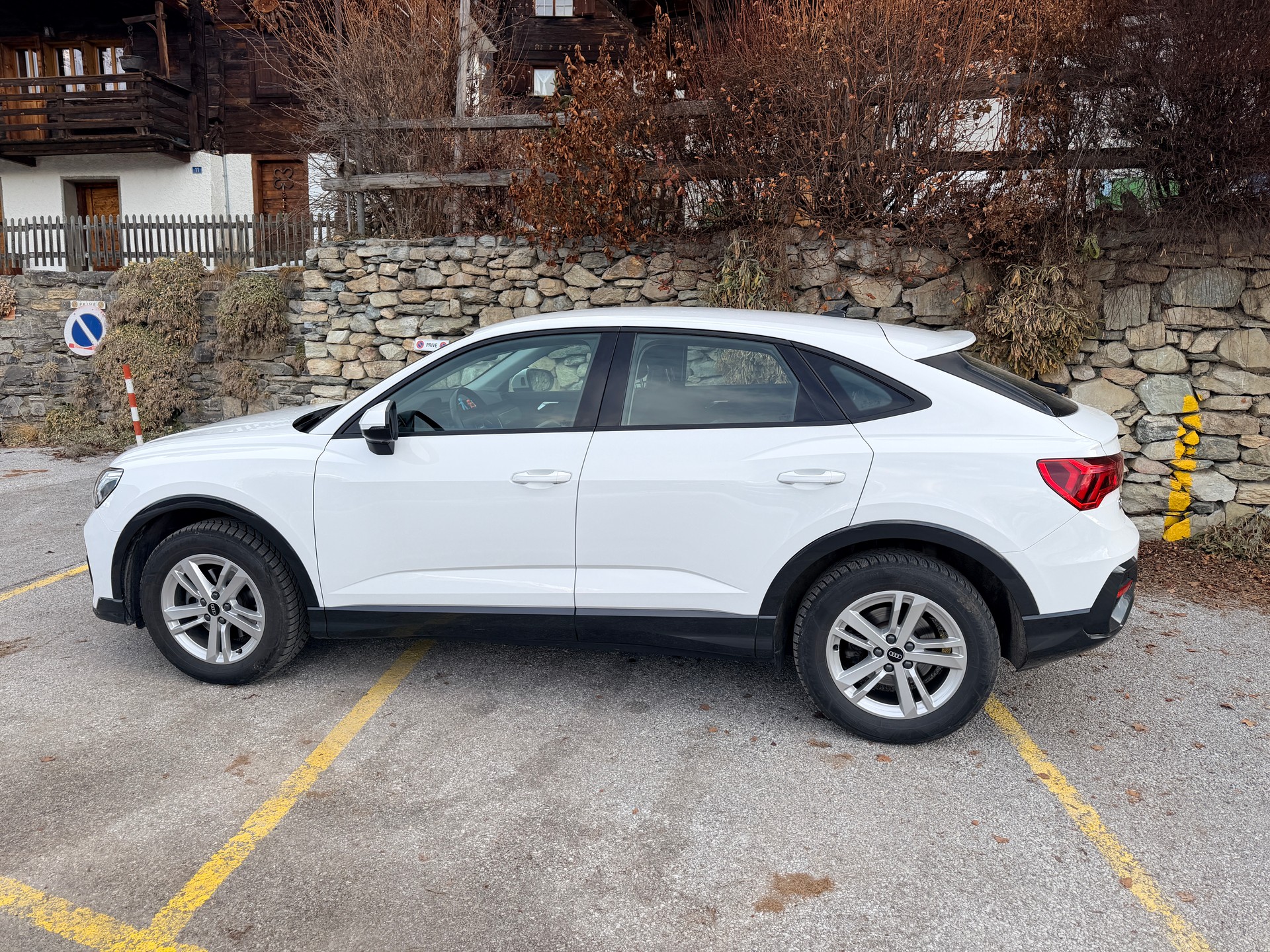 AUDI Q3 Sportback 35 TDI Attraction quattro S-tronic-image-1