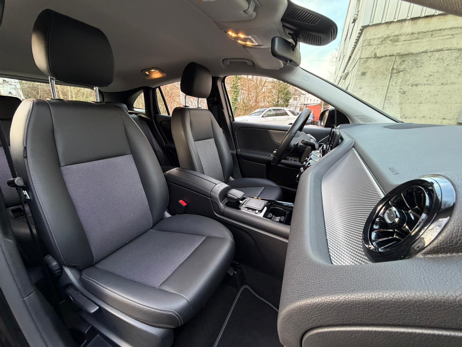MERCEDES-BENZ GLA 200 7G-DCT-image-15