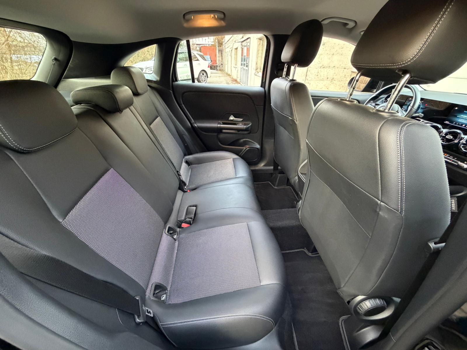 MERCEDES-BENZ GLA 200 7G-DCT-image-13