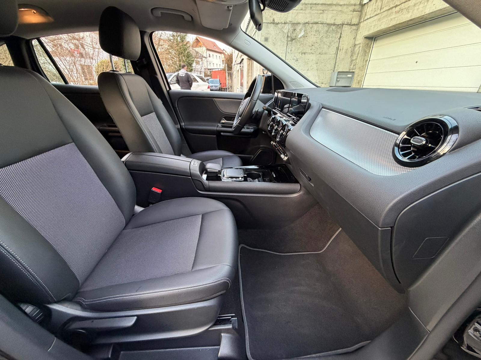 MERCEDES-BENZ GLA 200 7G-DCT-image-14
