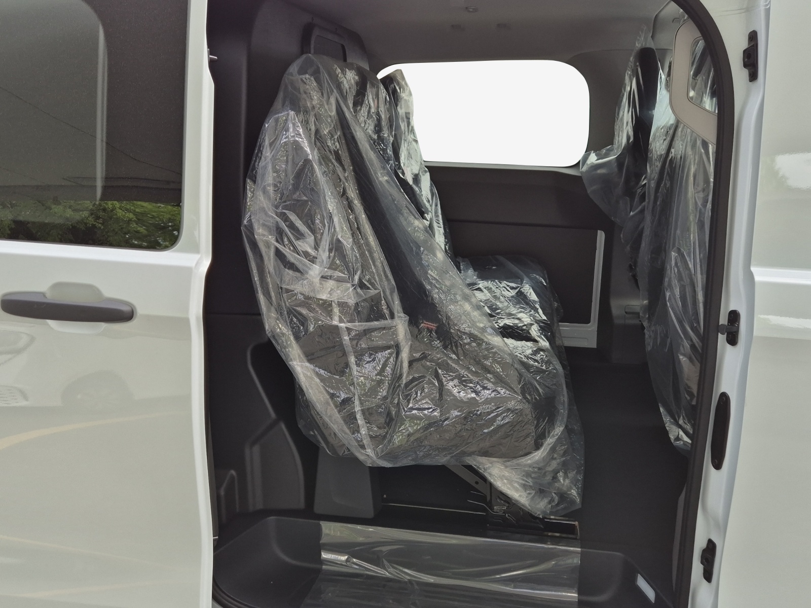 VW Transporter Plus 2.0 TDI Automat-image-11