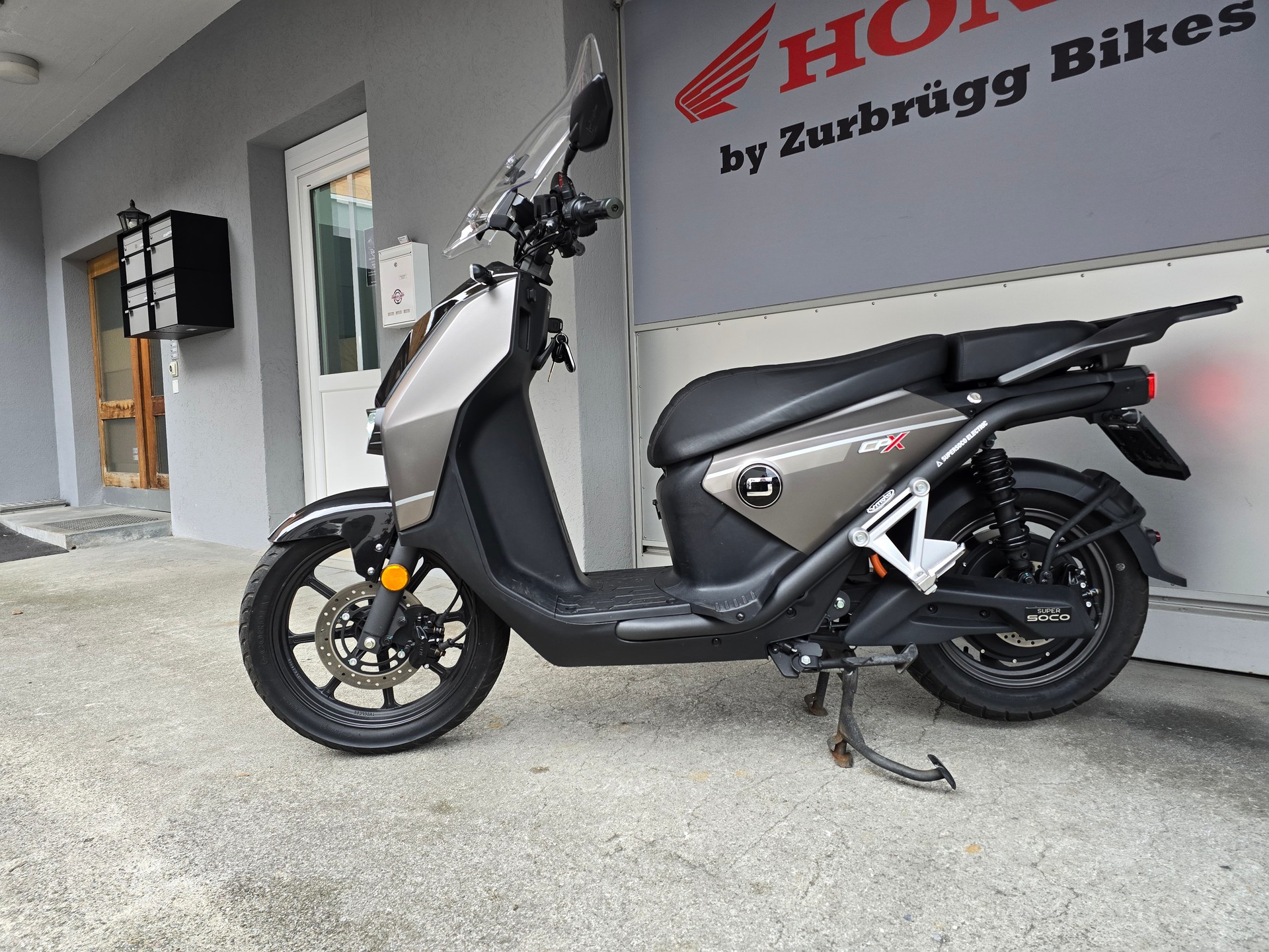 SUPER SOCO CPX-showroom-element-1