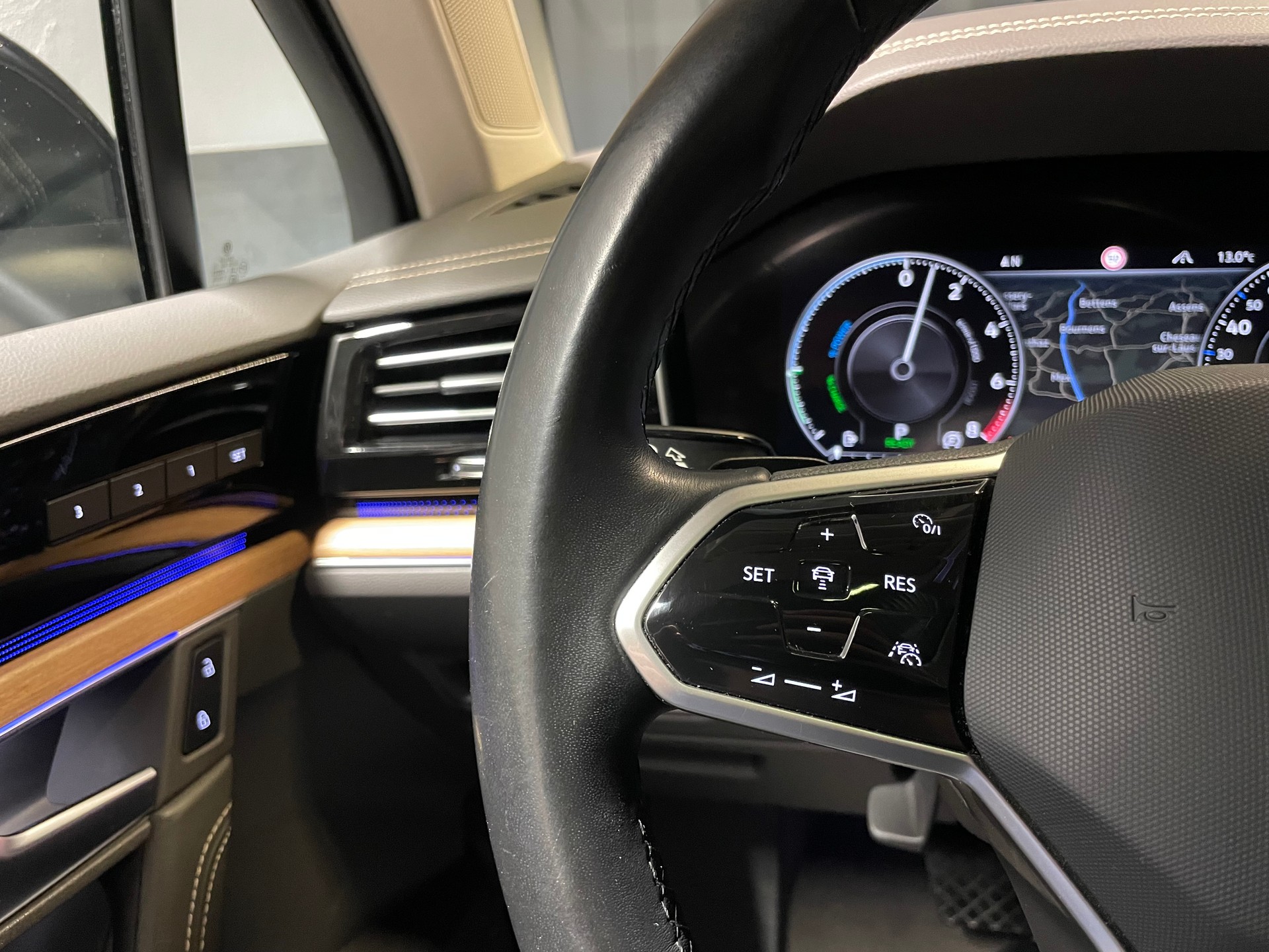 VW Touareg 3.0 TSI eHybrid R Tiptronic (57)-image-11