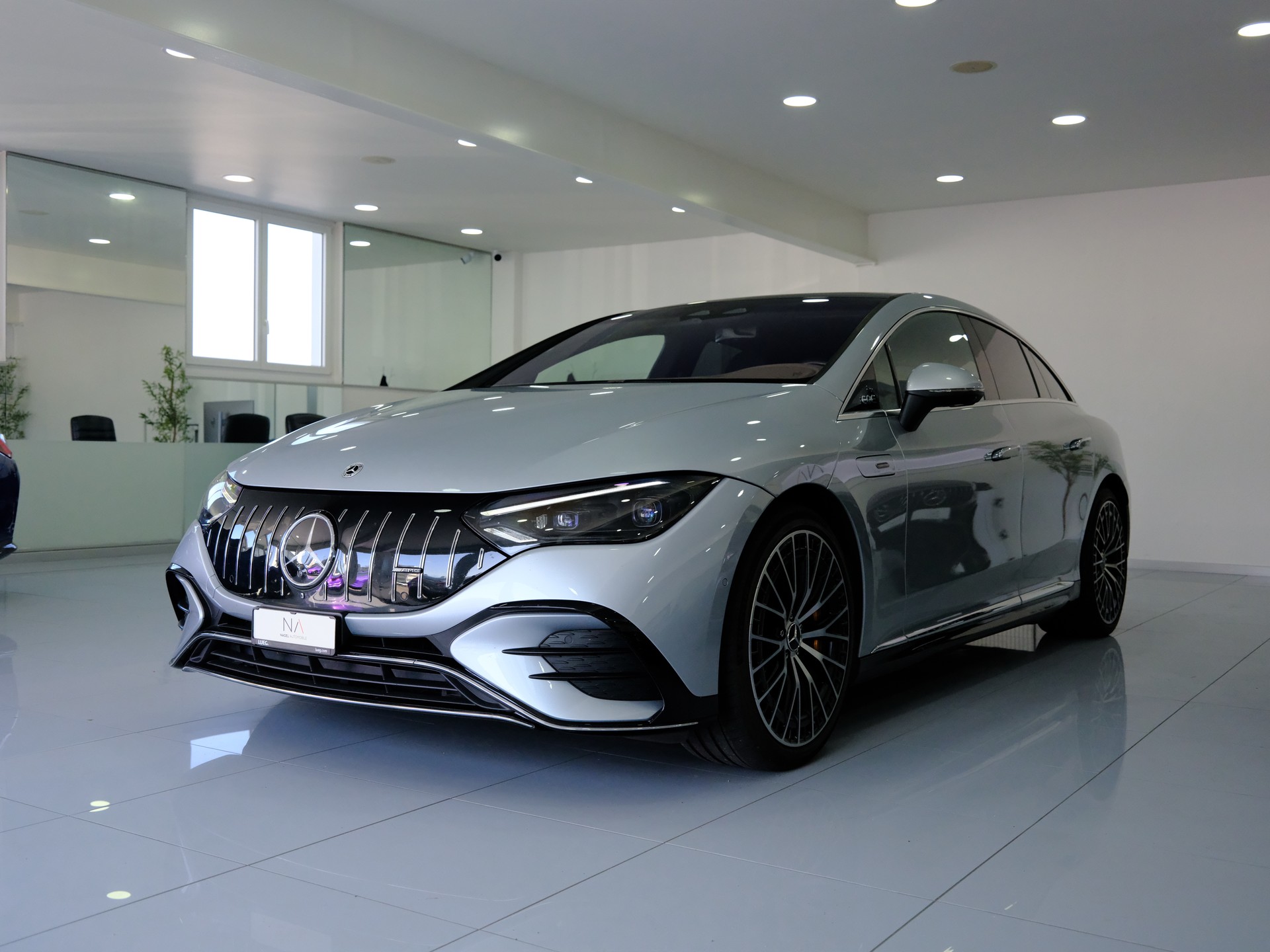 MERCEDES-BENZ EQE 43 AMG 4 Matic-showroom-element-3