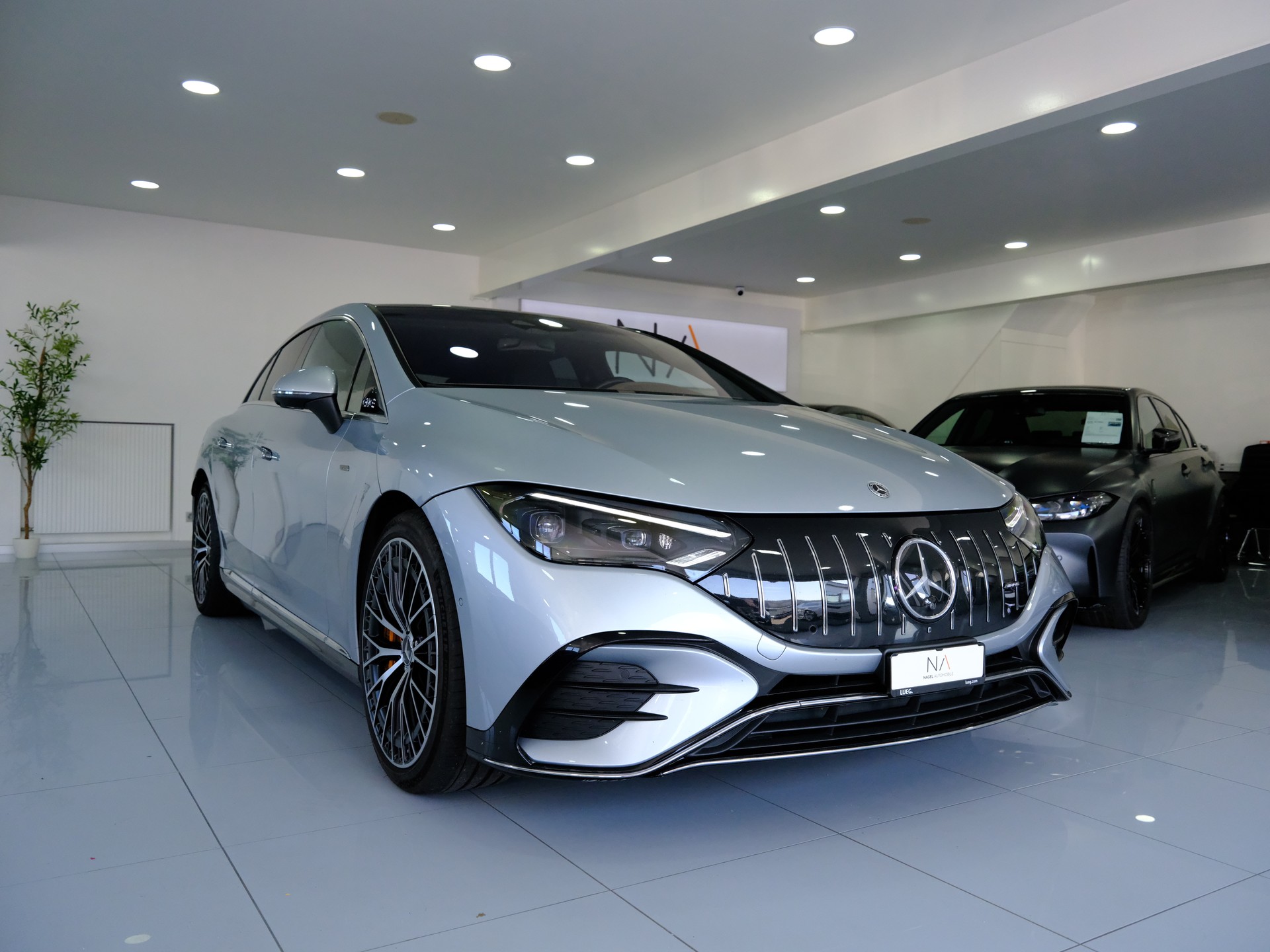 MERCEDES-BENZ EQE 43 AMG 4 Matic-showroom-element-1