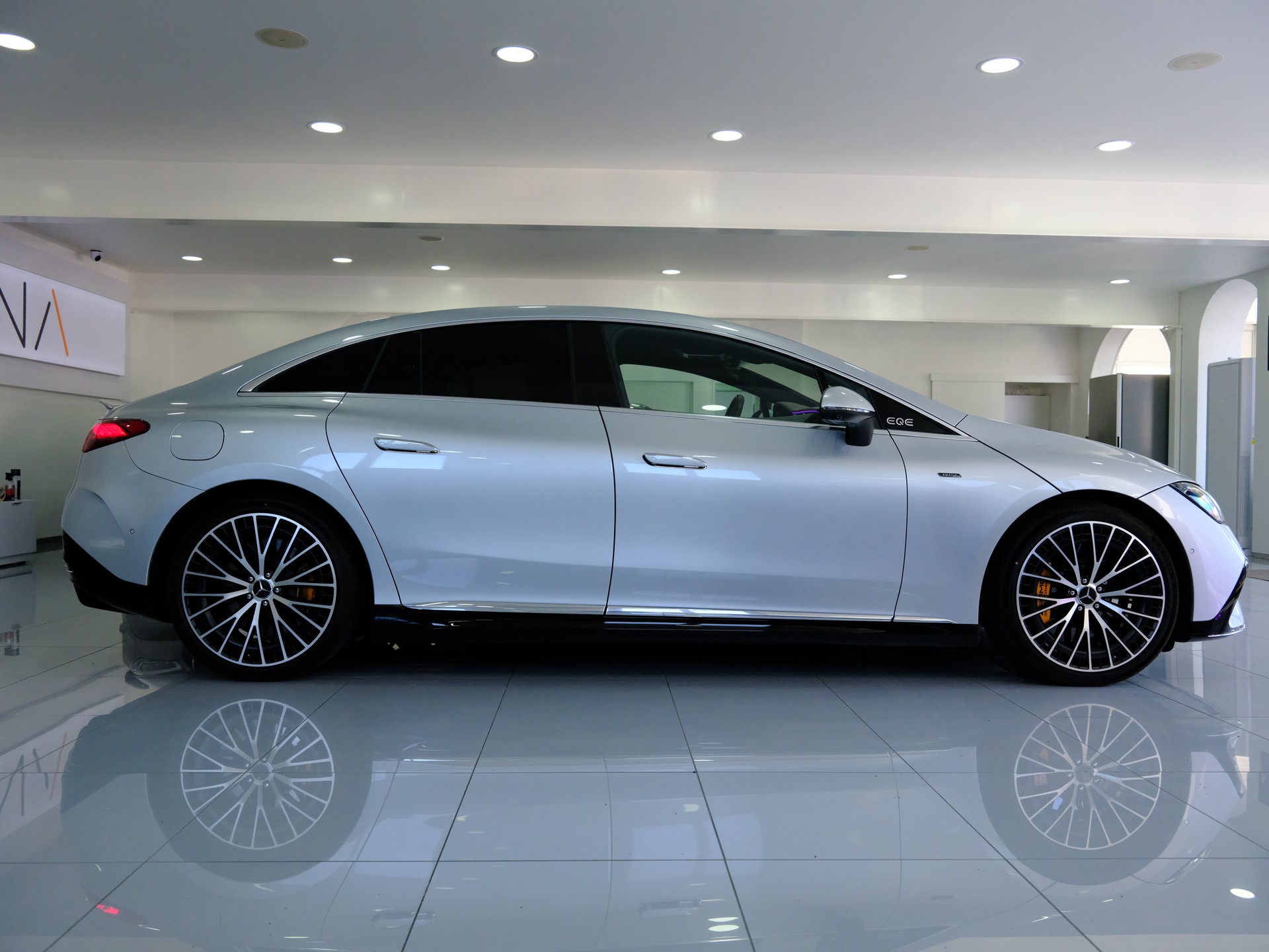 MERCEDES-BENZ EQE 43 AMG 4 Matic-image-4