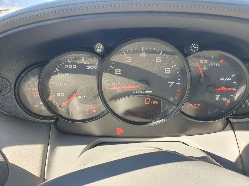 PORSCHE 911 Carrera 4-image-11