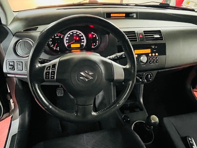 SUZUKI Swift 1.3i 16V GL-image-12