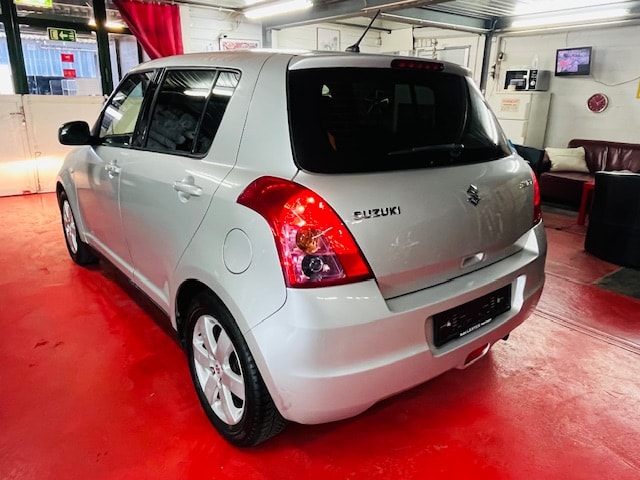 SUZUKI Swift 1.3i 16V GL-image-7