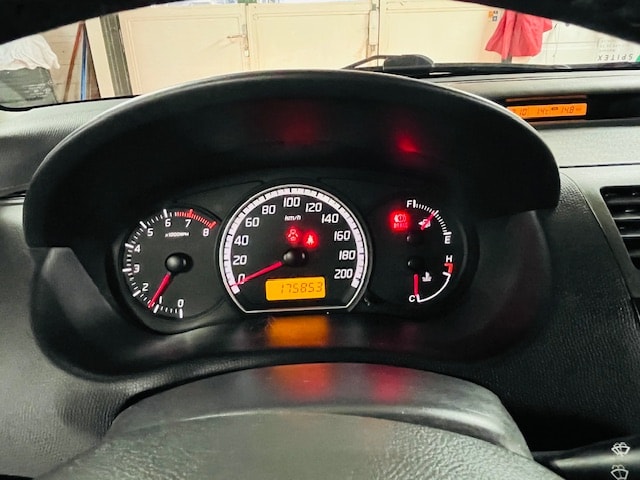 SUZUKI Swift 1.3i 16V GL-image-8