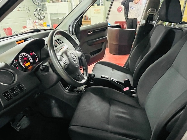 SUZUKI Swift 1.3i 16V GL-image-10